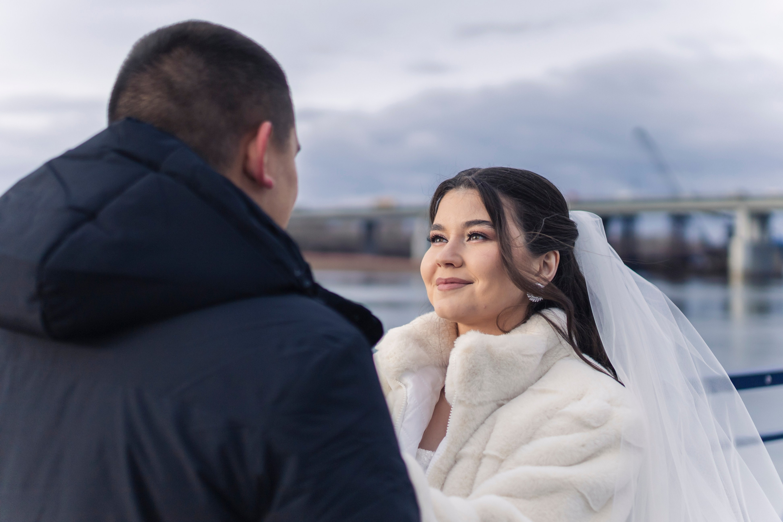 Невеста смотрит на жениха 