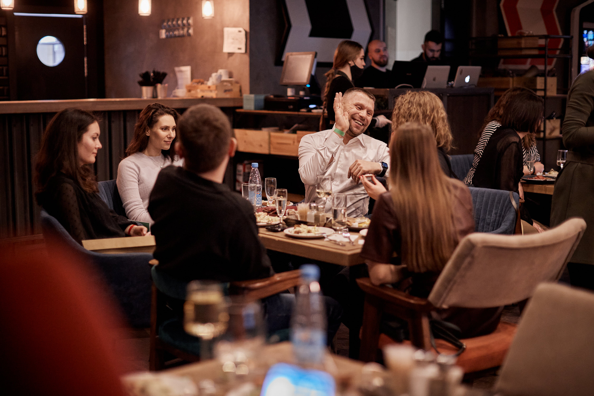 Фотограф для съемки деловой встречи с диллерами. Контент для бизнеса в Екатеринбурге Полдень Медиа