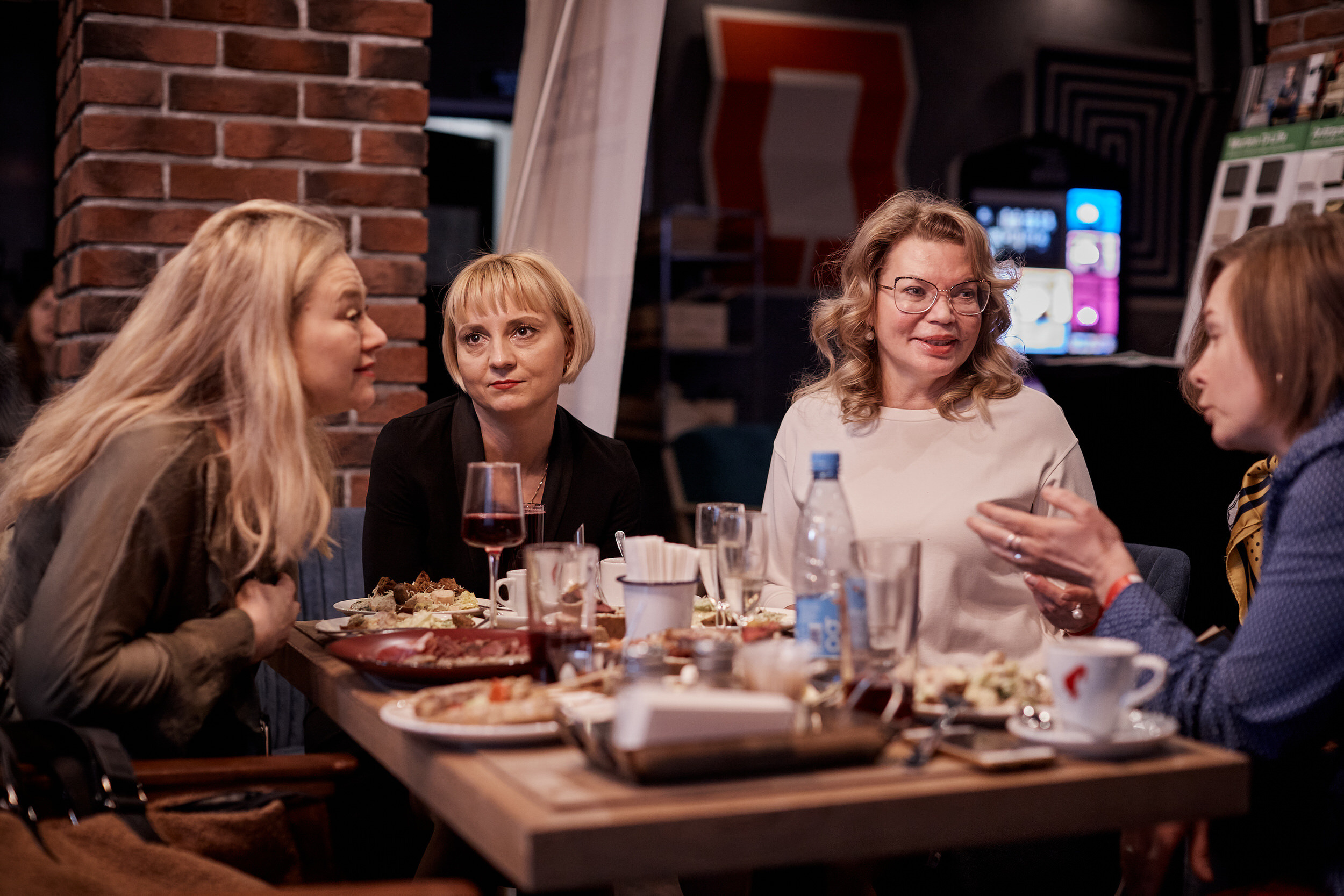 Фотограф для съемки деловой встречи с диллерами. Контент для бизнеса в Екатеринбурге Полдень Медиа