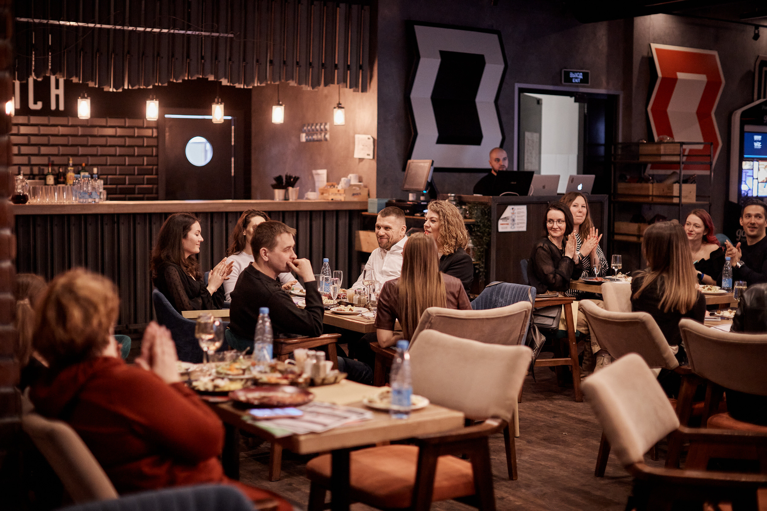 Фотограф для съемки деловой встречи с диллерами. Контент для бизнеса в Екатеринбурге Полдень Медиа