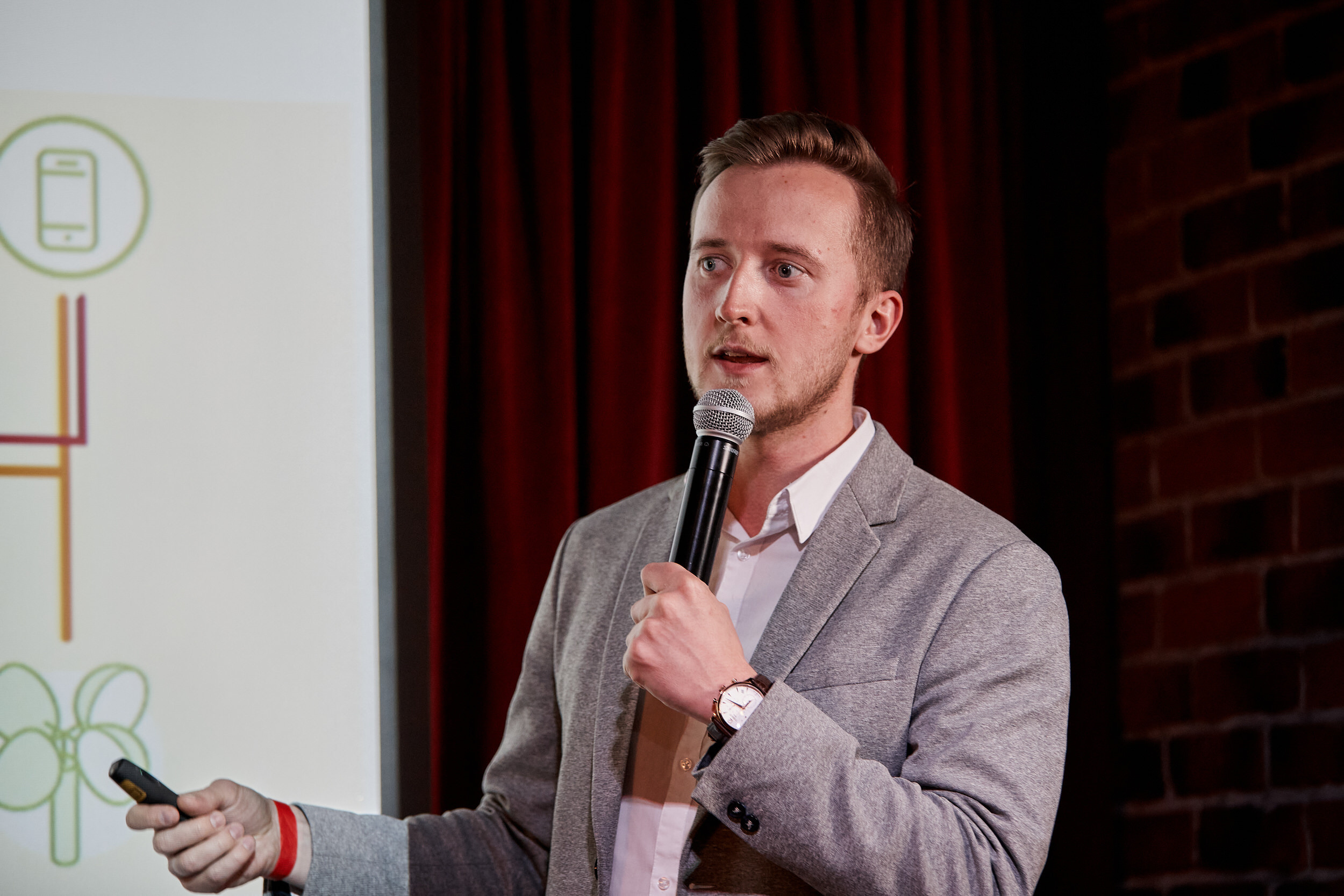 Фотограф для съемки деловой встречи с диллерами. Контент для бизнеса в Екатеринбурге Полдень Медиа