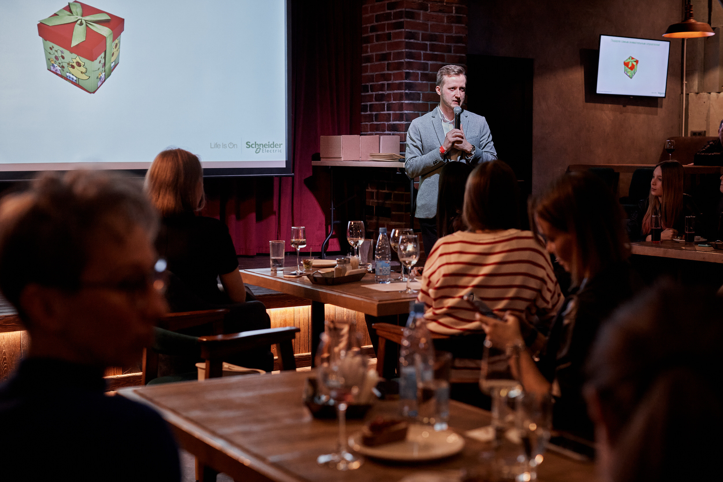 Фотограф для съемки деловой встречи с диллерами. Контент для бизнеса в Екатеринбурге Полдень Медиа