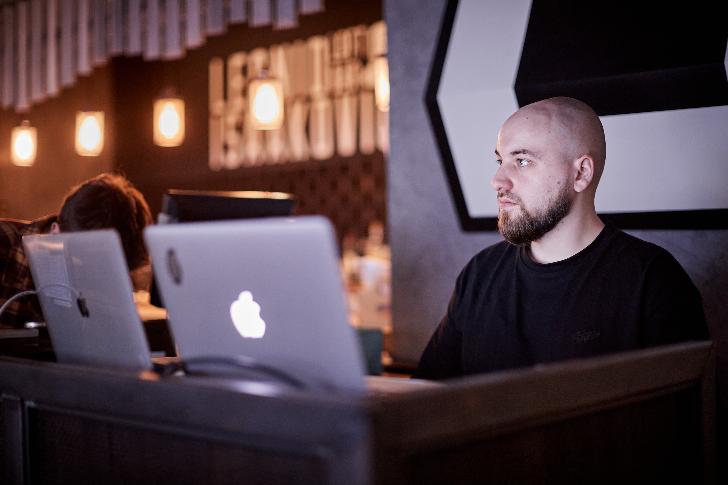 Фотограф для съемки деловой встречи с диллерами. Контент для бизнеса в Екатеринбурге Полдень Медиа