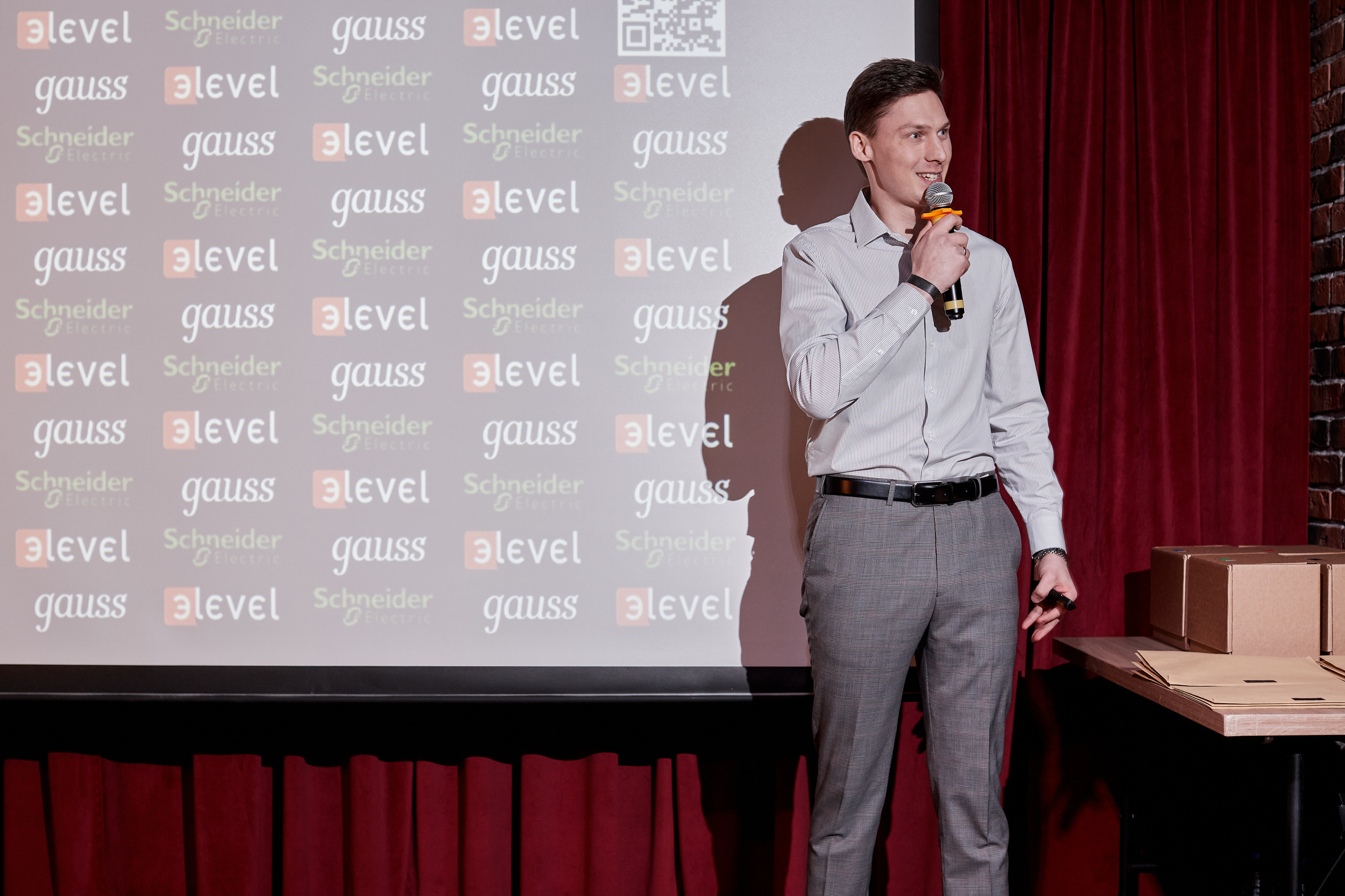 Фотограф для съемки деловой встречи с диллерами. Контент для бизнеса в Екатеринбурге Полдень Медиа