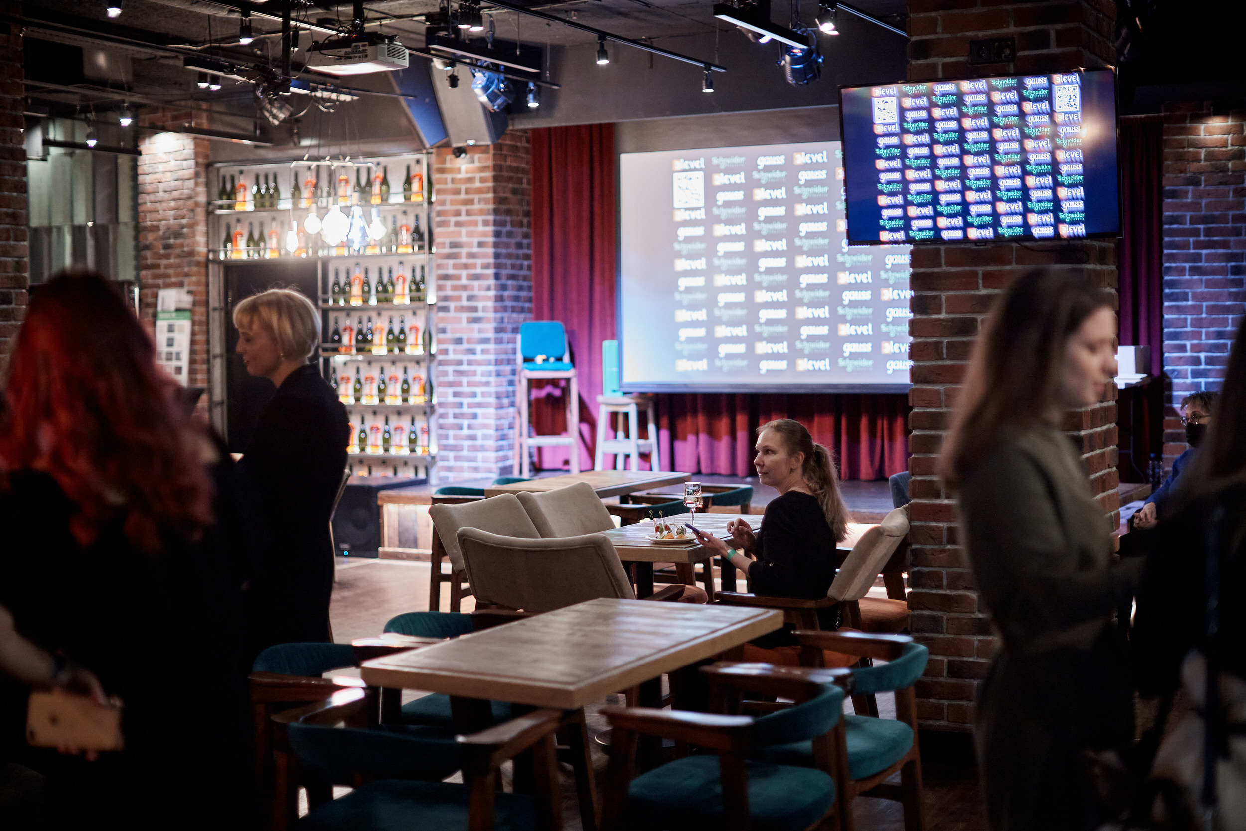 Фотограф для съемки деловой встречи с диллерами. Контент для бизнеса в Екатеринбурге Полдень Медиа