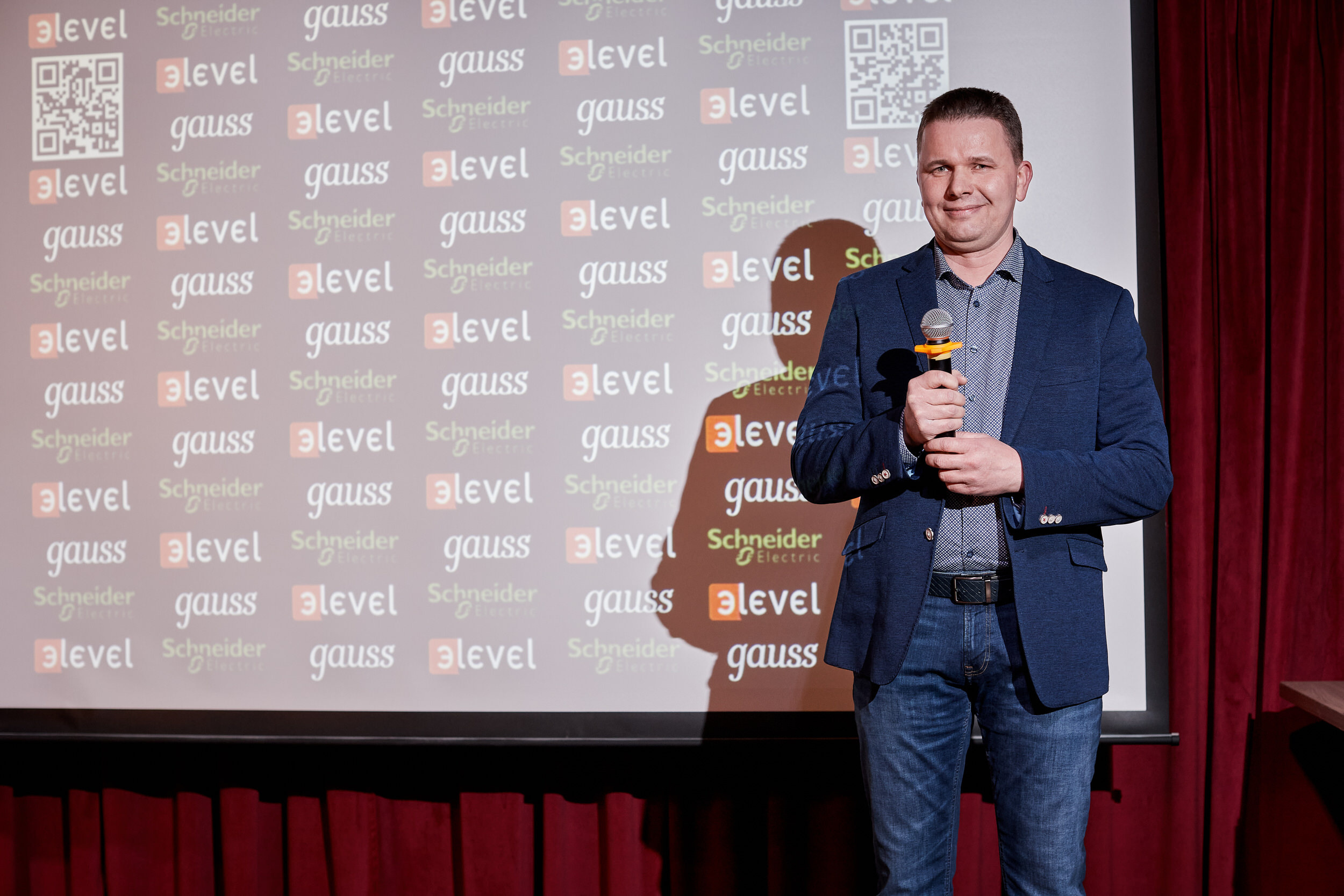 Фотограф для съемки деловой встречи с диллерами. Контент для бизнеса в Екатеринбурге Полдень Медиа