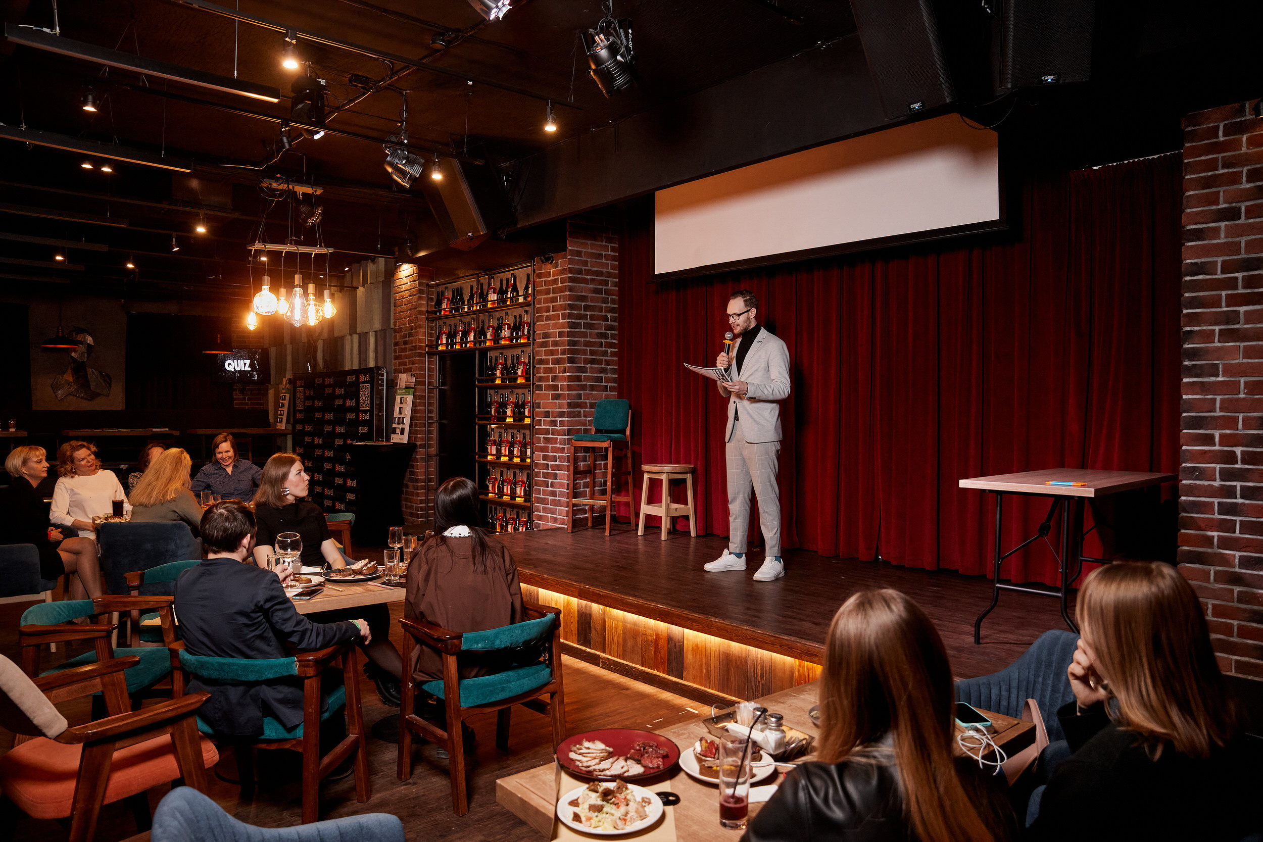 Фотограф для съемки деловой встречи с диллерами. Контент для бизнеса в Екатеринбурге Полдень Медиа