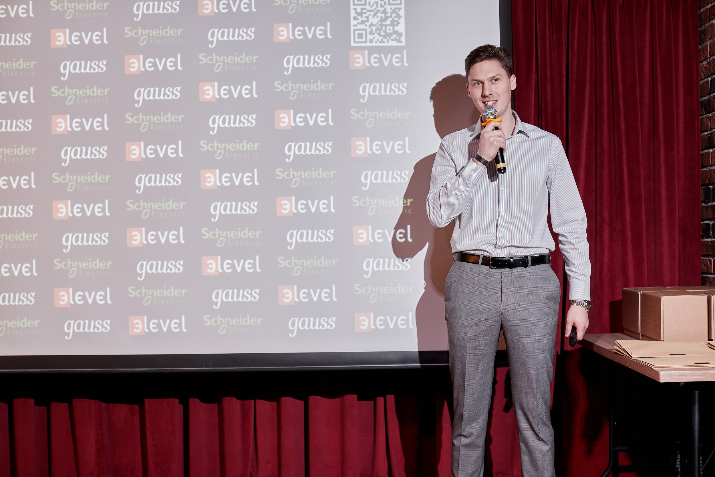 Фотограф для съемки деловой встречи с диллерами. Контент для бизнеса в Екатеринбурге Полдень Медиа