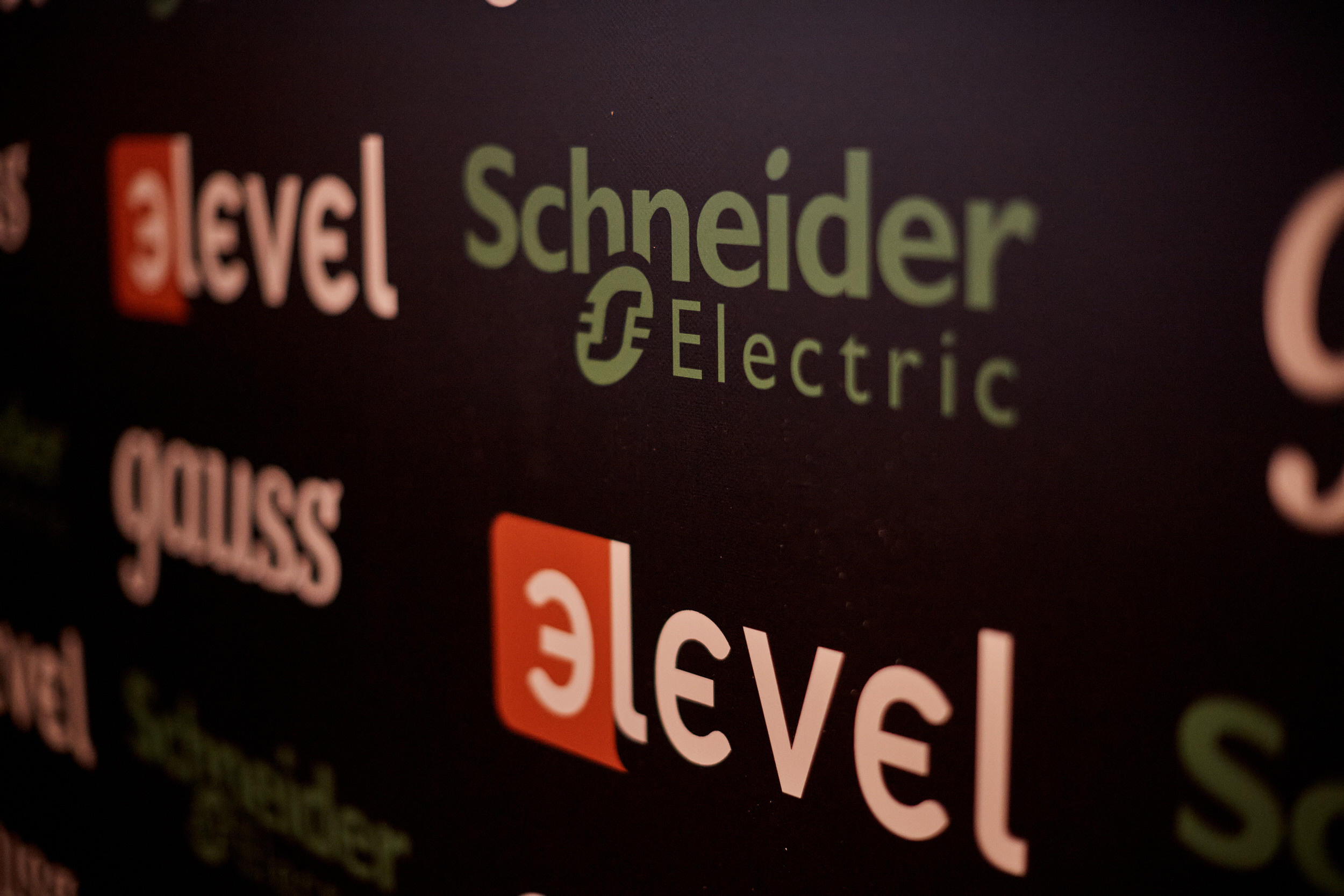 Фотограф для съемки деловой встречи с диллерами. Контент для бизнеса в Екатеринбурге Полдень Медиа