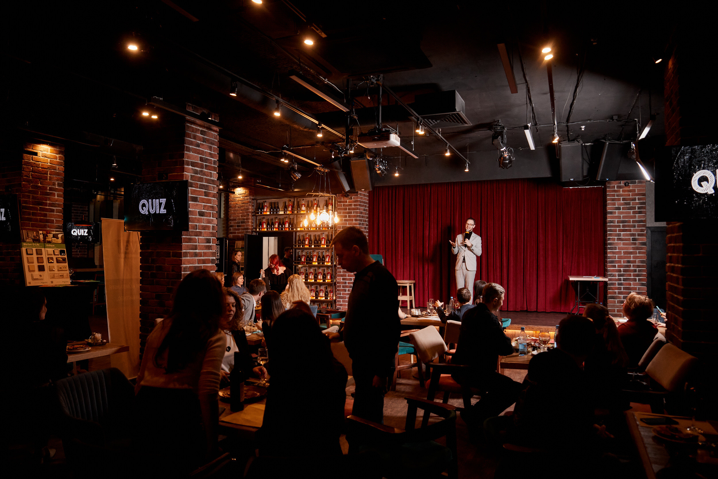 Фотограф для съемки деловой встречи с диллерами. Контент для бизнеса в Екатеринбурге Полдень Медиа