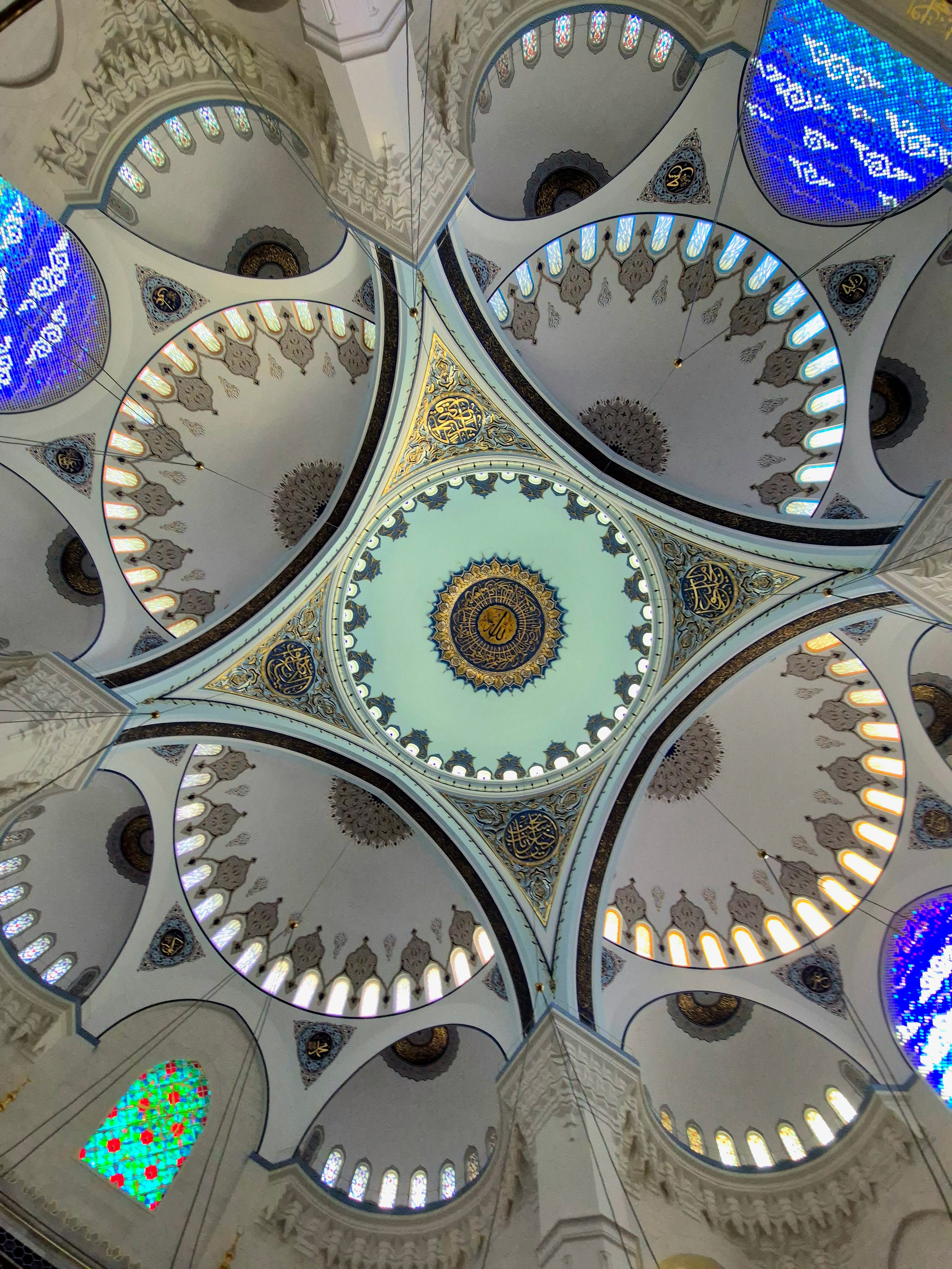 Но и ее решают - ведется активное строительство ветки метро прямо к вершине холма, где расположена мечеть