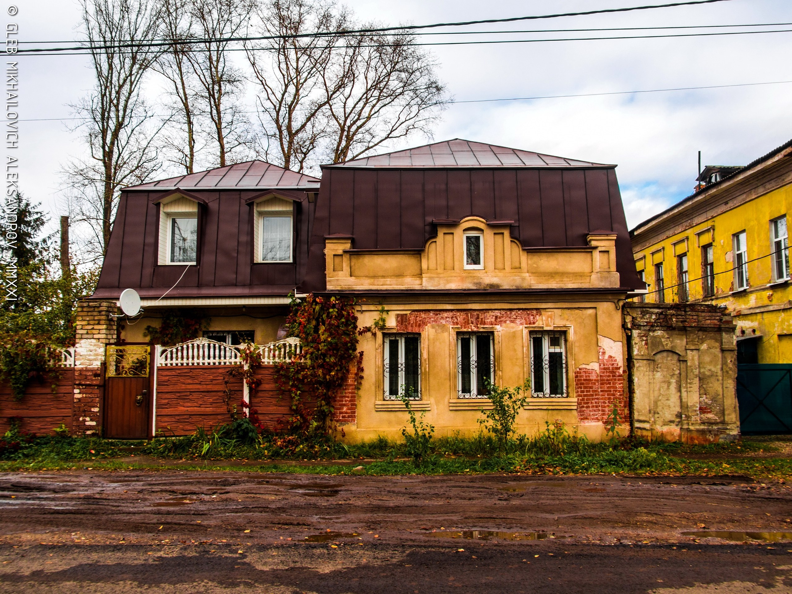 Ростов Великий. Бывший главный дом городской усадьбы и усадебный флигель. Зодчество