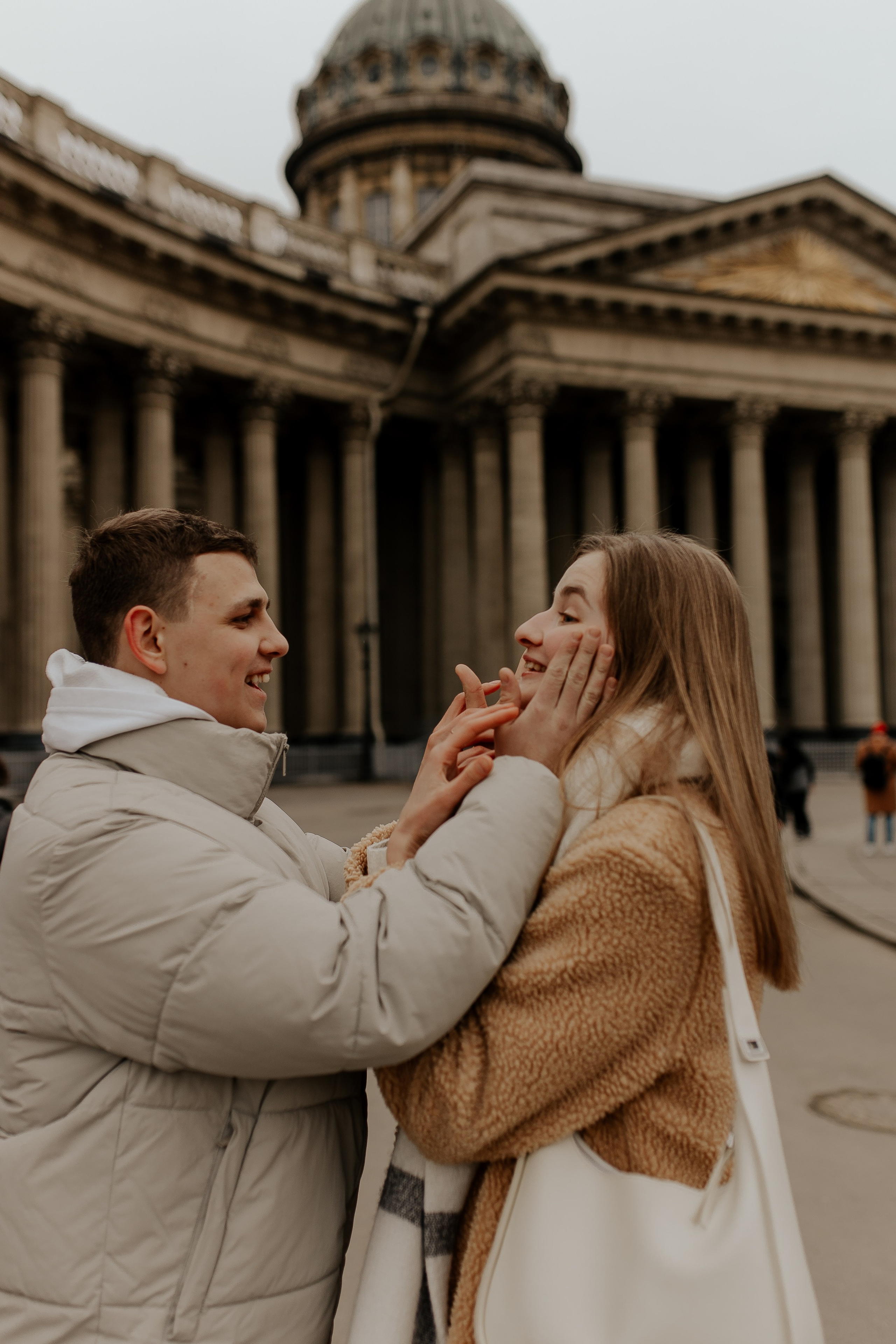Лавстори у Казанского собора. Фотограф в Санкт-Петербурге Лиза Семченкова