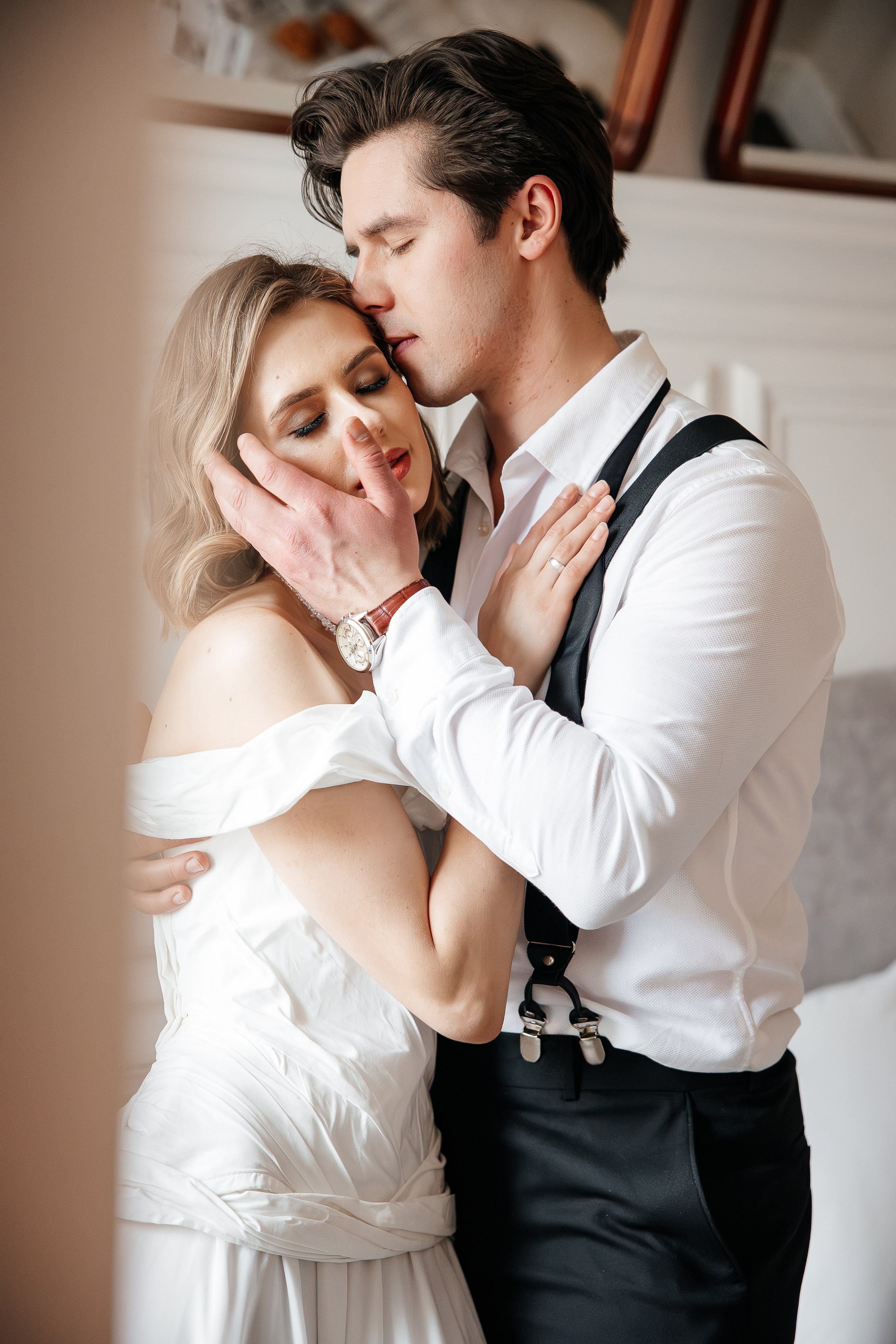 Утро жениха и невесты в отеле. Свадебный и семейный фотограф в Москве Красинская Мария