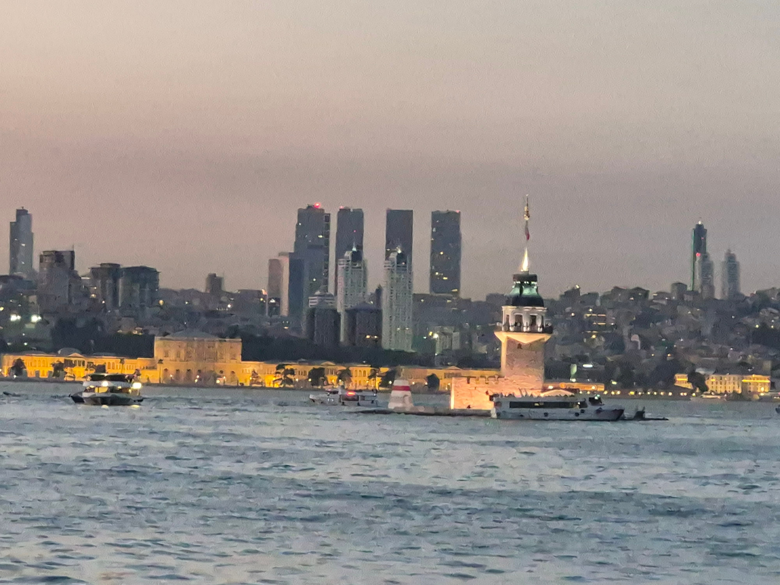 Девичья башня всегда притягивает внимание