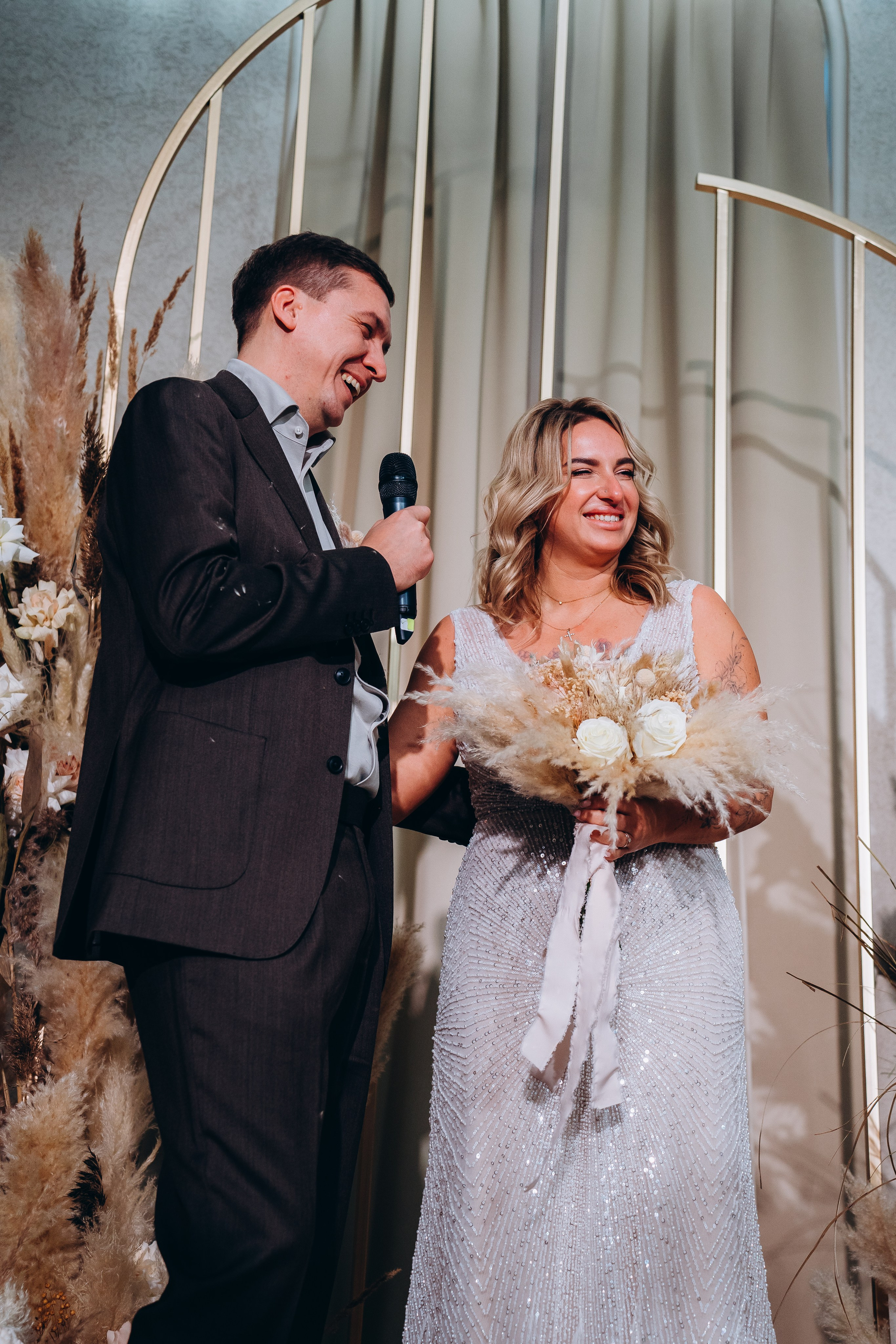 Трогательный момент обмена кольцами на свадебной церемонии — качественная фотосъемка свадьбы в Москве от опытного фотографа.