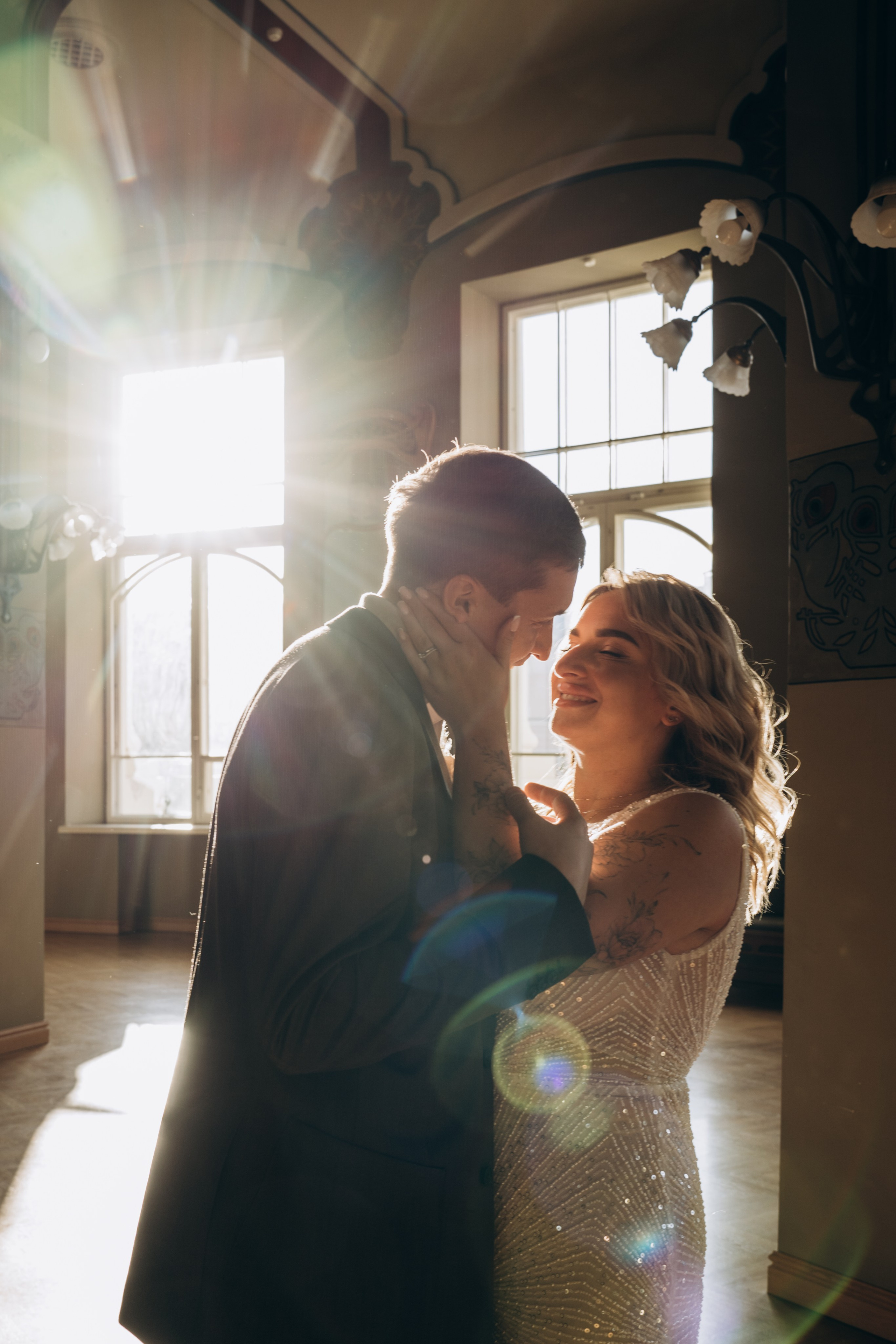 Свадебный портрет пары на закате — романтичные и атмосферные фотографии на природе в Москве.