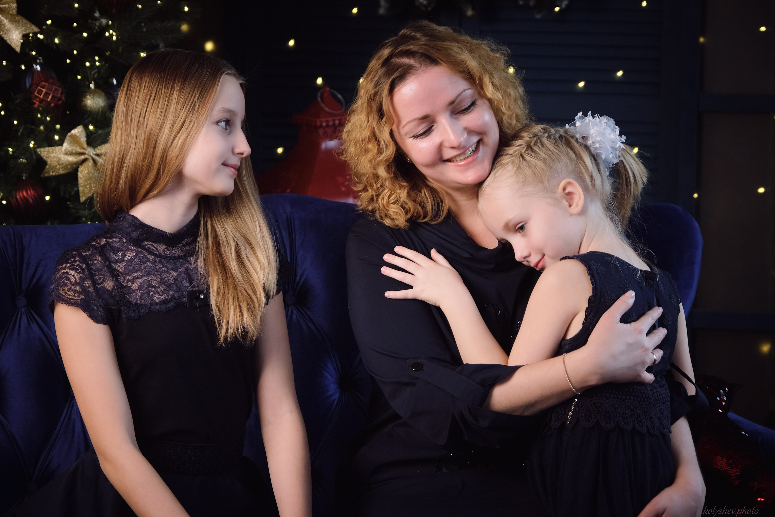 Семейная фотосессия мамы и дочек в студии в Москве фотограф Колышева Виктория. Портретный фотограф на новый год в Москве Виктория Колышева