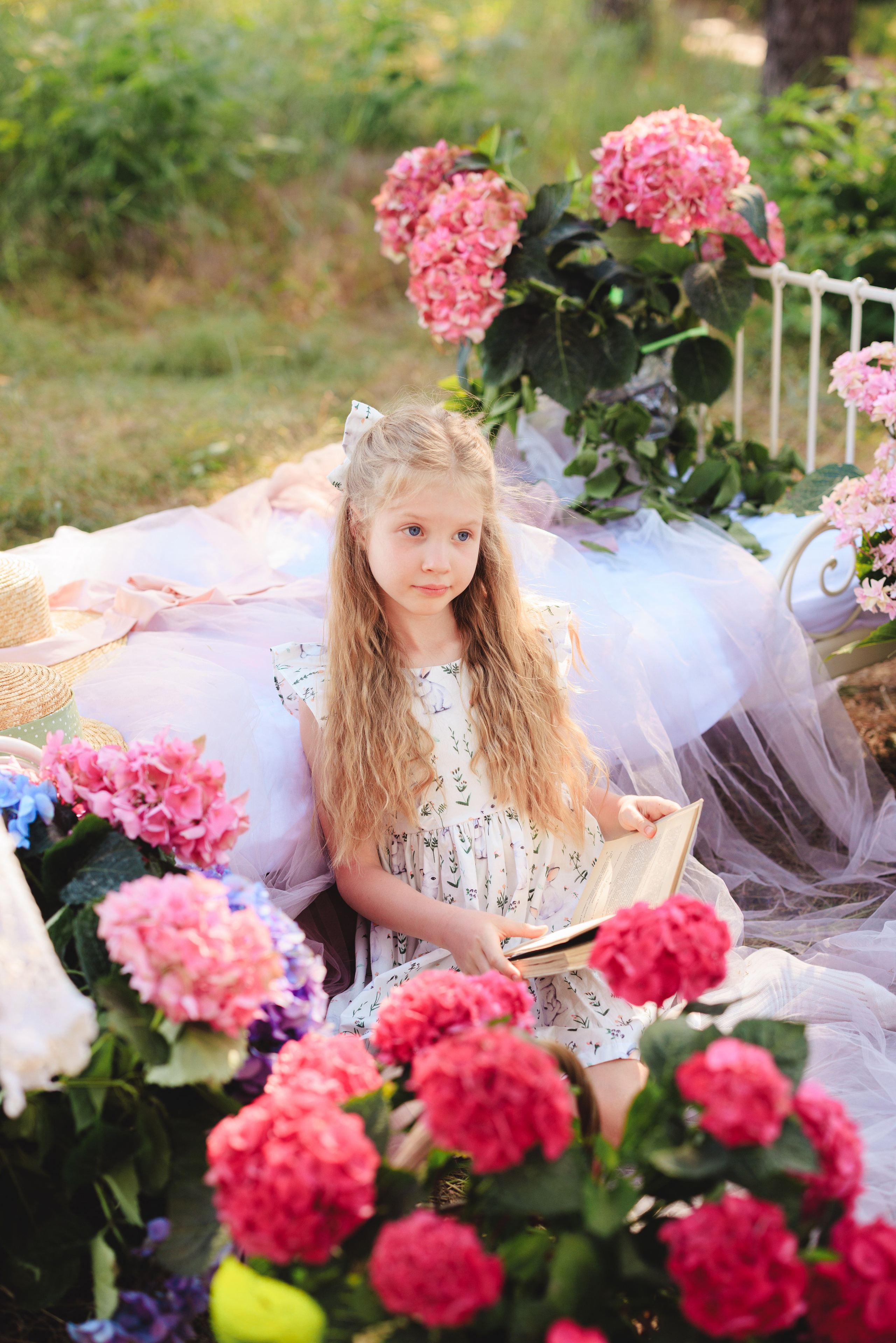 Цветочная кровать с кроликами. Семейный и детский фотограф в Краснодаре Анна Трашкова