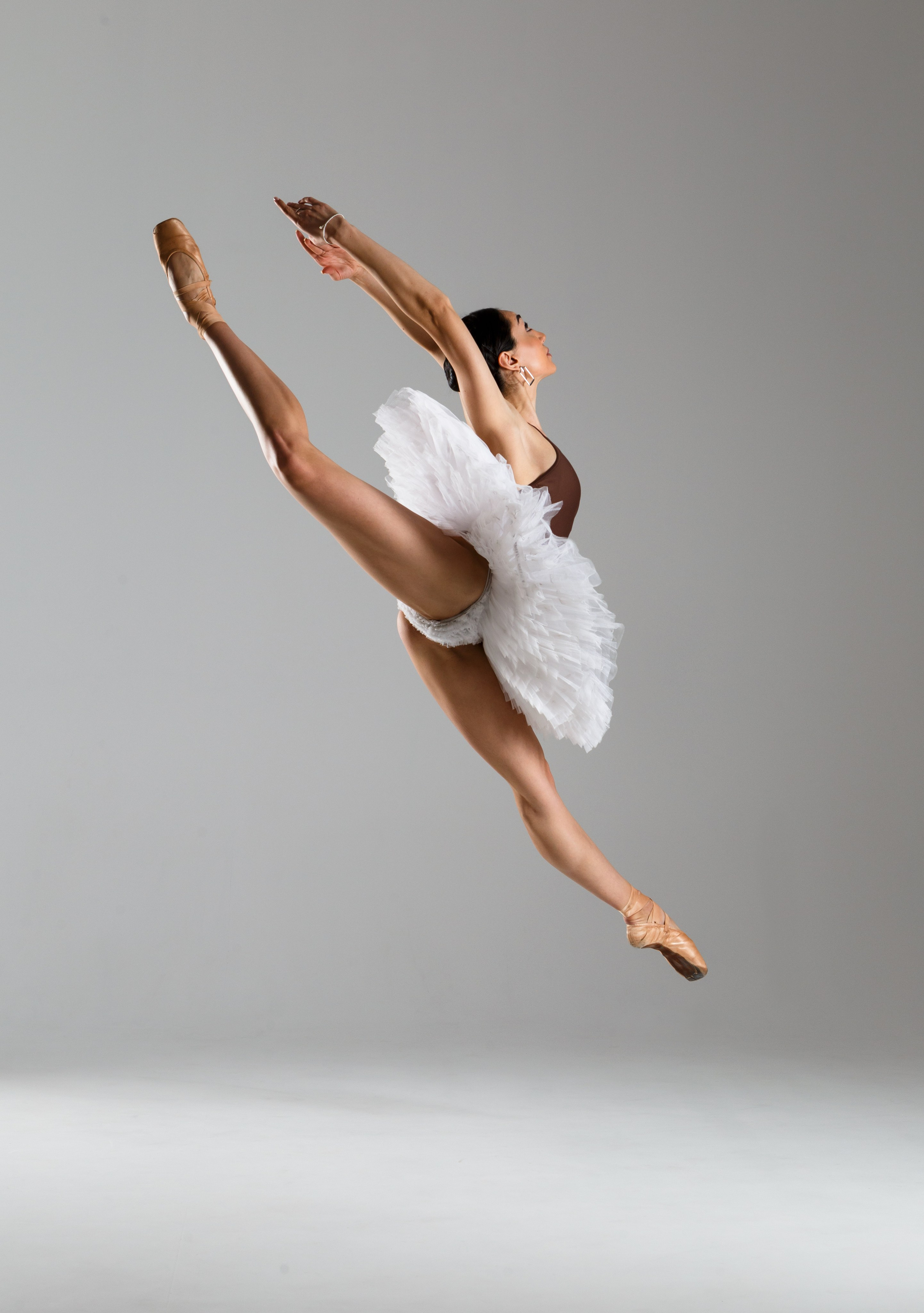 Динамичная балетная фотография танцовщицы в прыжке, передающая силу и грацию классического танца балета