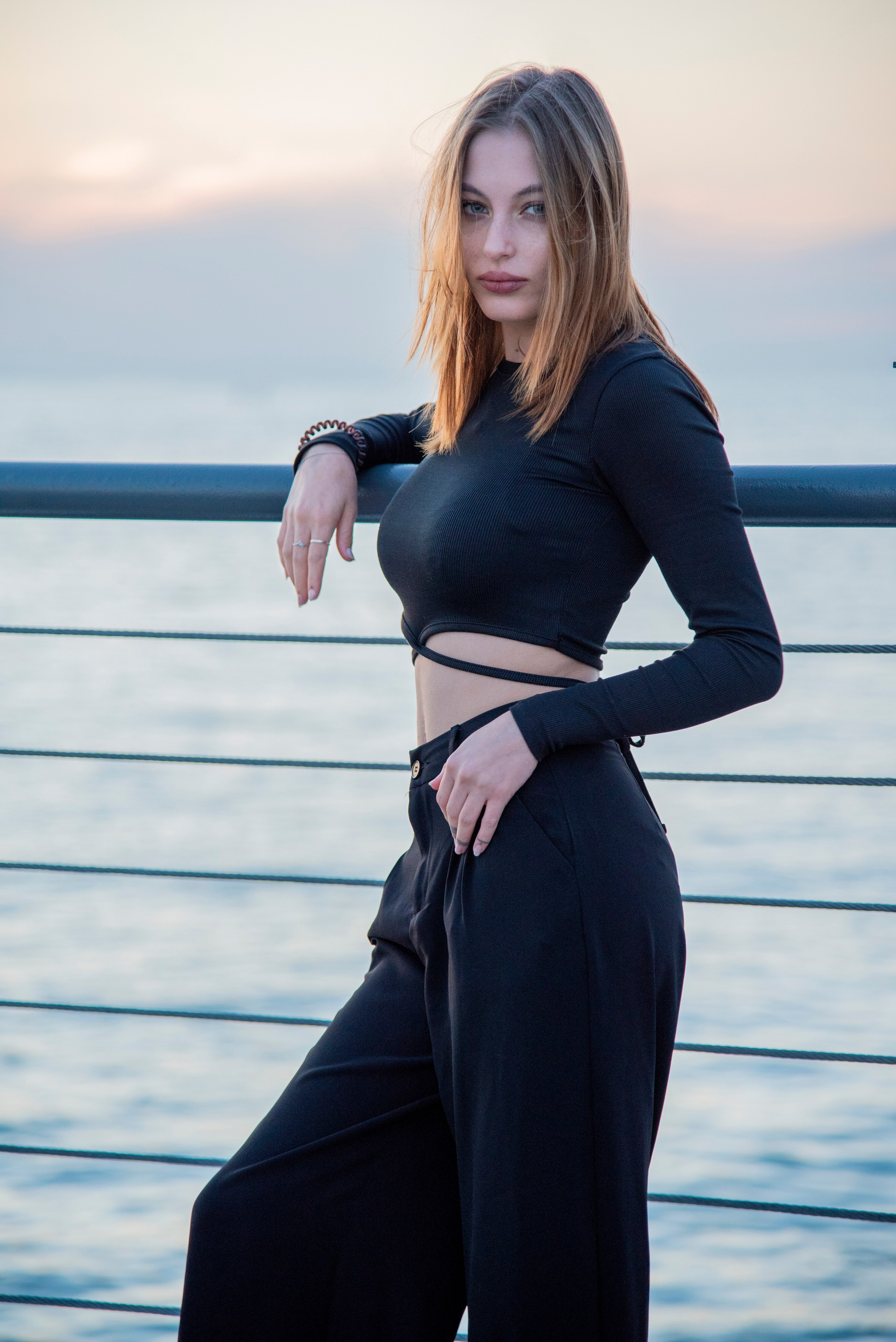 девушка в чёрном, модель. чёрноморское побережье. закат. посёлок Лазоревское