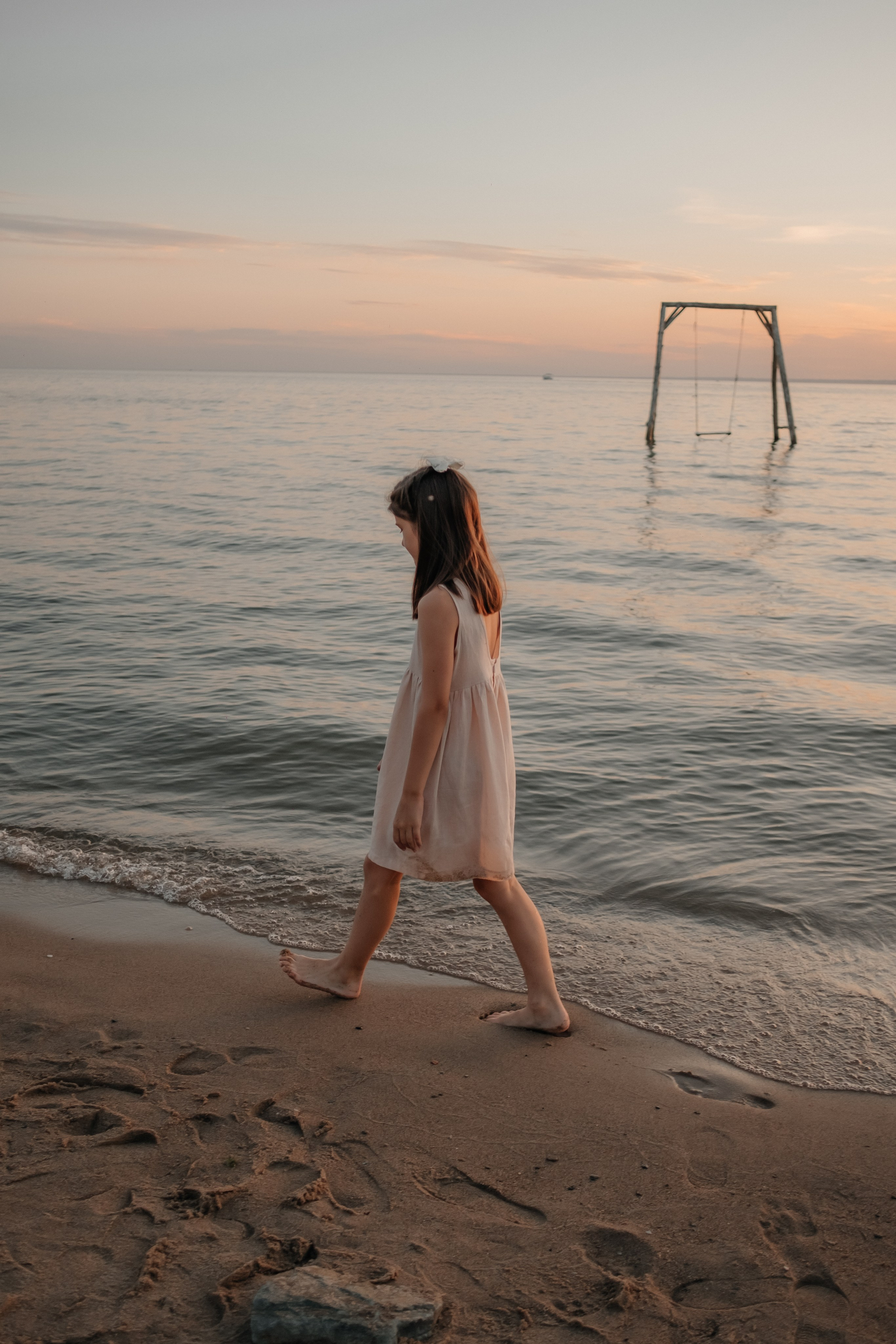 Катя с дочками на берегу. Фотограф в Новосибирске Диана Ильиных