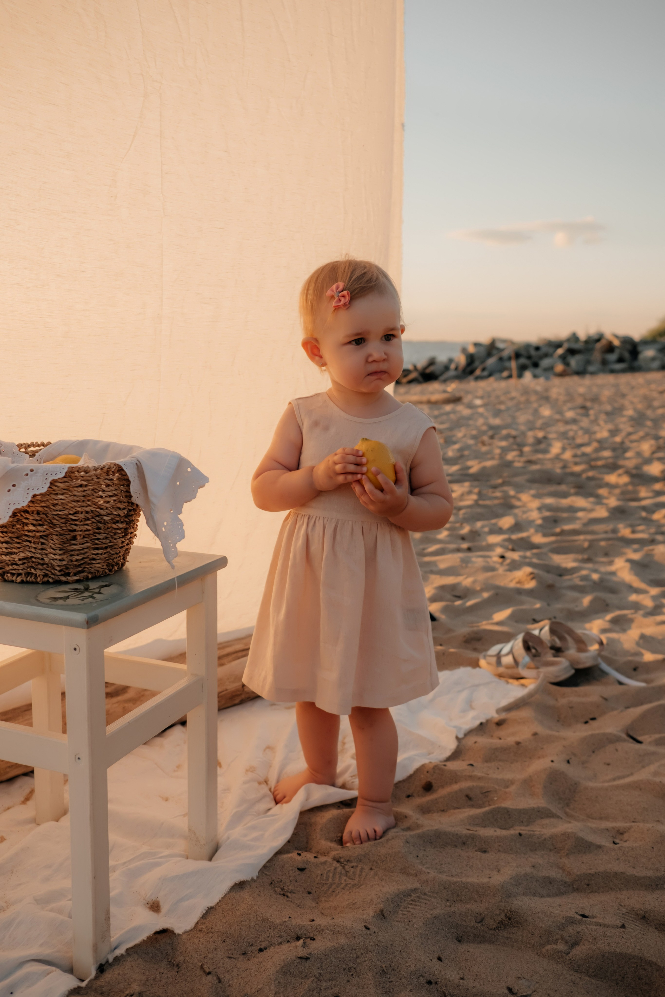 Катя с дочками на берегу. Фотограф в Новосибирске Диана Ильиных