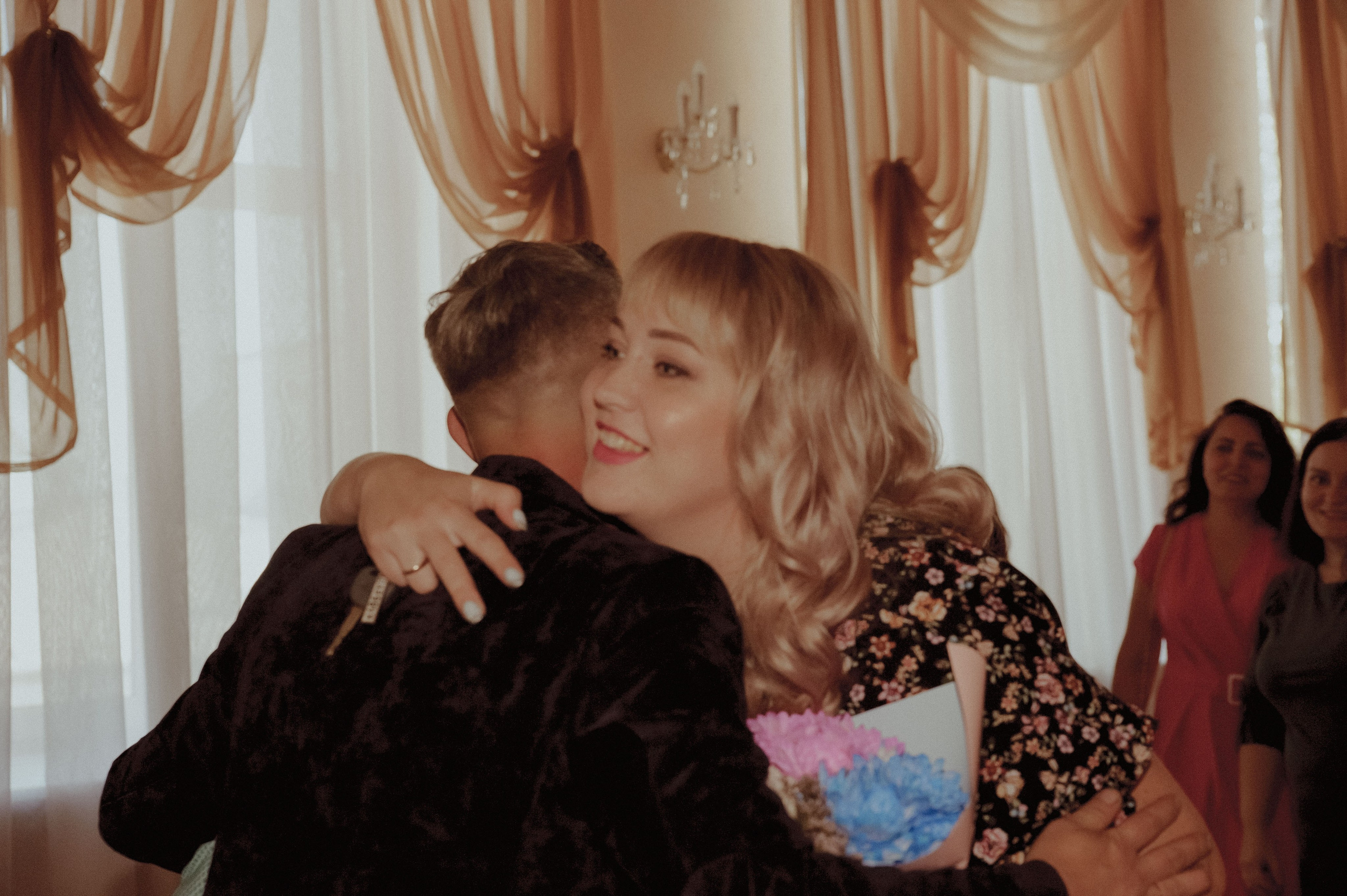 Свадебная фотосессия в стиле 90х для Кристины и Валеры (ЗАГС, фотосет у гаражей). Женский фотограф в Череповце Даша Акулич