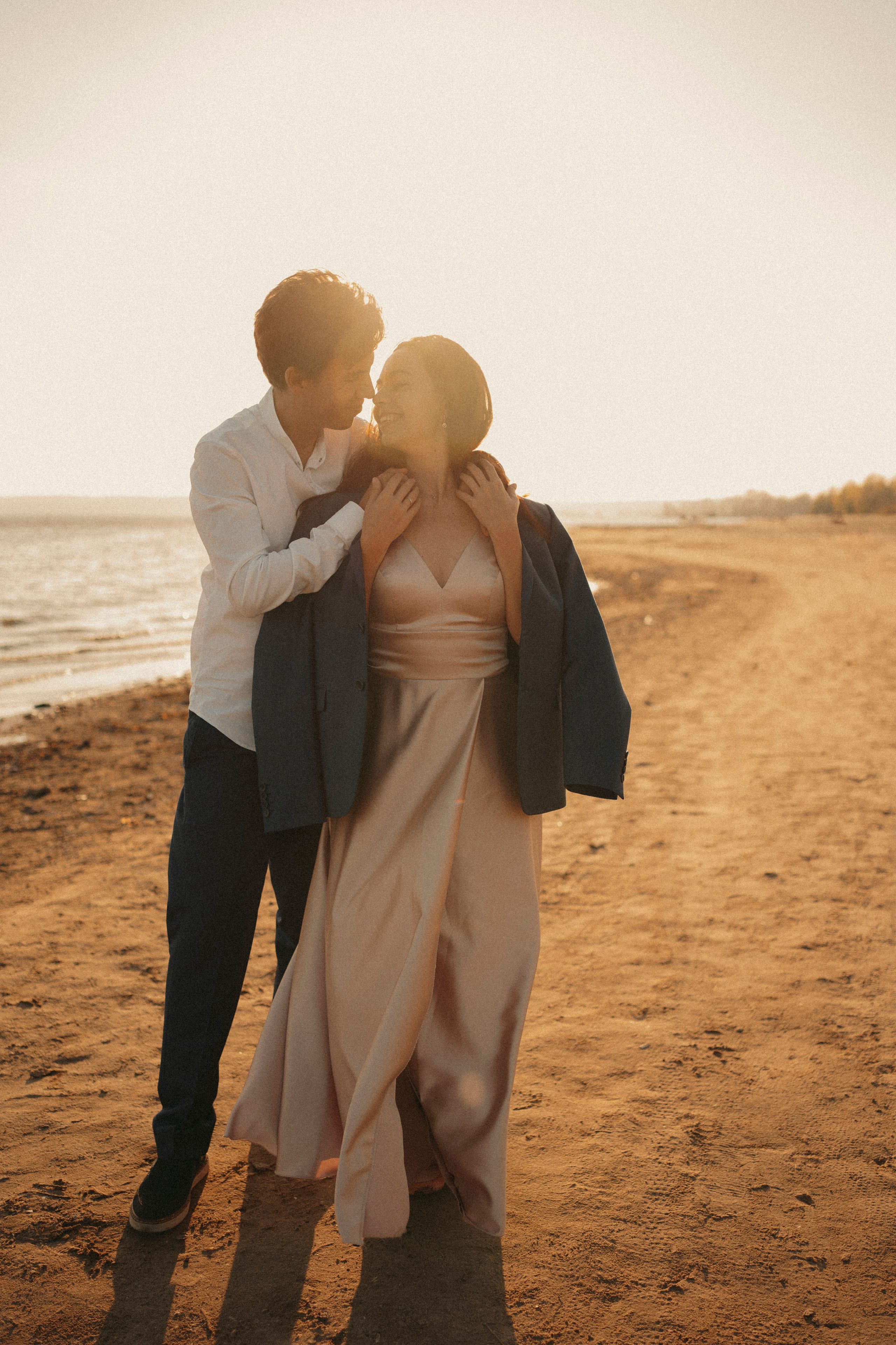 Love Story в свадебных нарядах на берегу реки. Портретный фотограф в Казани, Красной Поляне и Сочи Анна Кузнецова