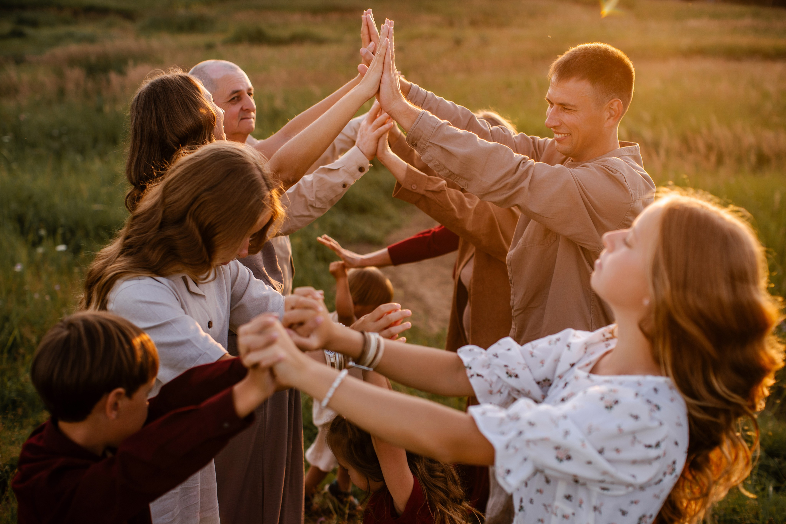 Фотосессия большой семьи в поле