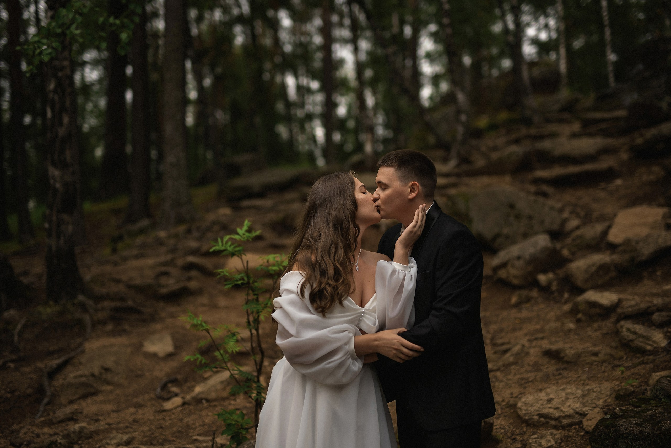 Свадебная фотосессия на Столбах в Красноярске | Экстрим и романтика в одном кадре. 📸 Свадебный и семейный фотограф в Красноярске Тихомиров Евгений | 17 лет опыта | 800+ свадеб