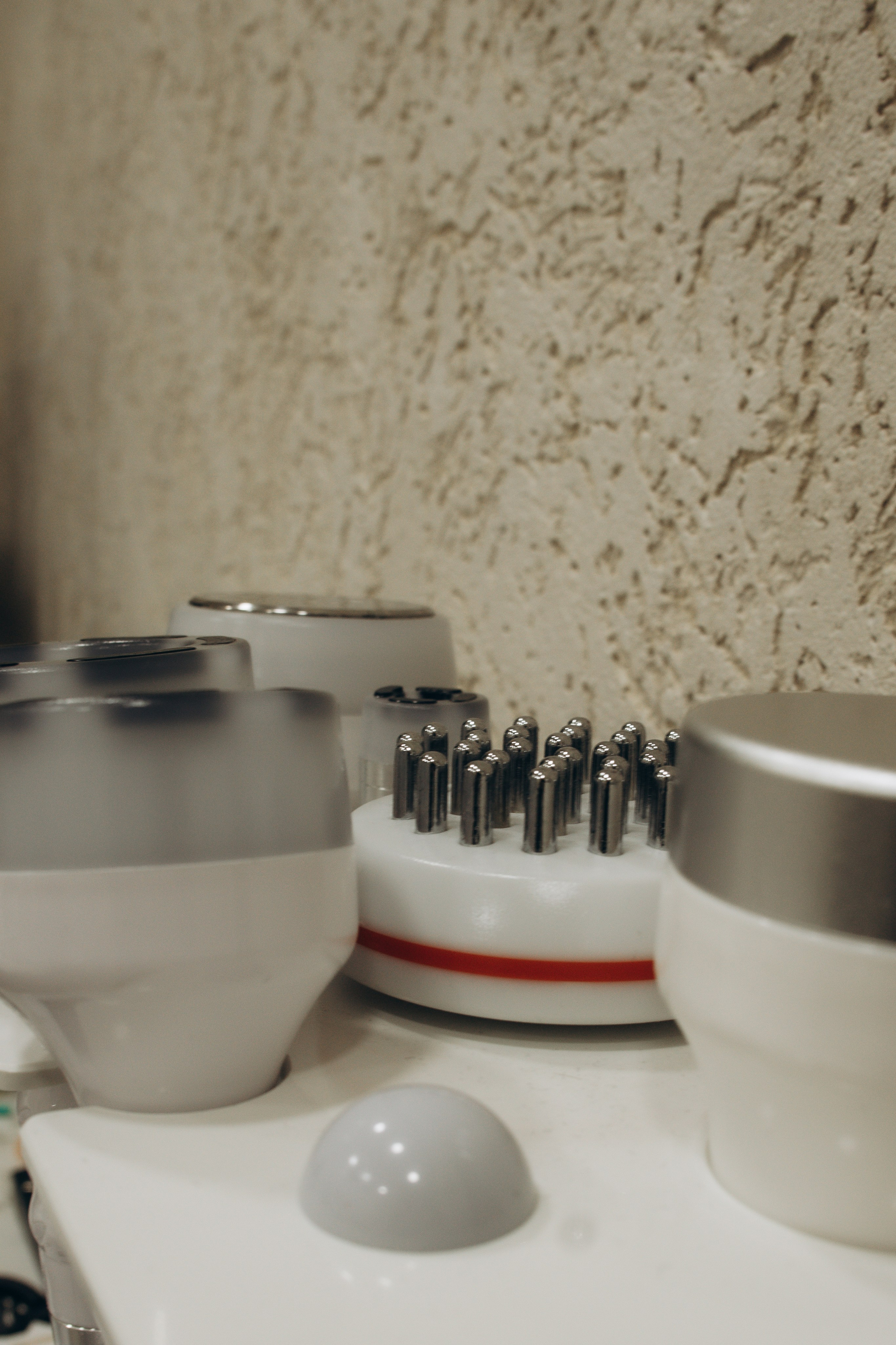 Аппарат для ультразвуковой чистки лица в косметологическом кабинете