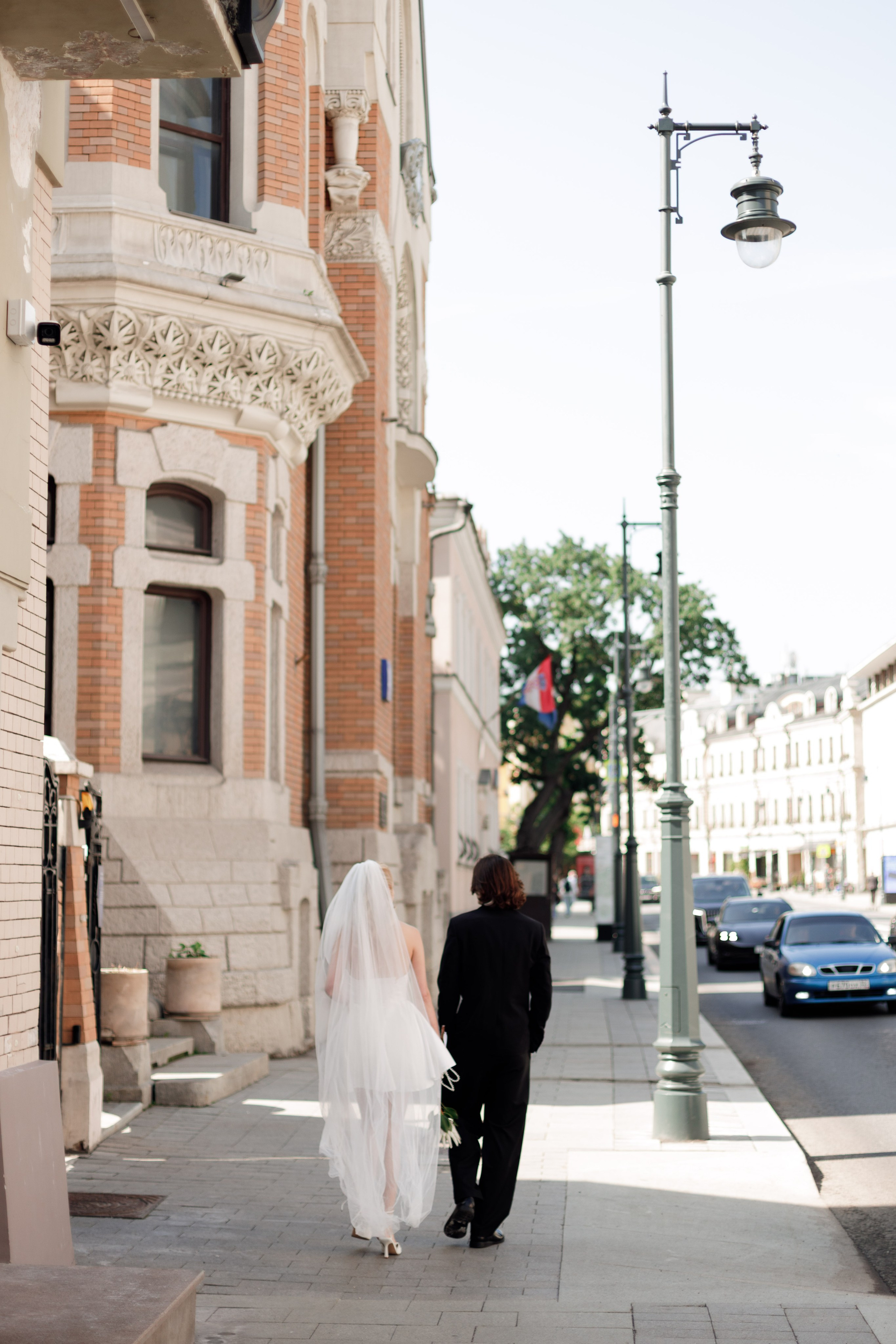 Свадебная фотосессия с автомобилем в центре Москвы, фотограф свадьбам Москва