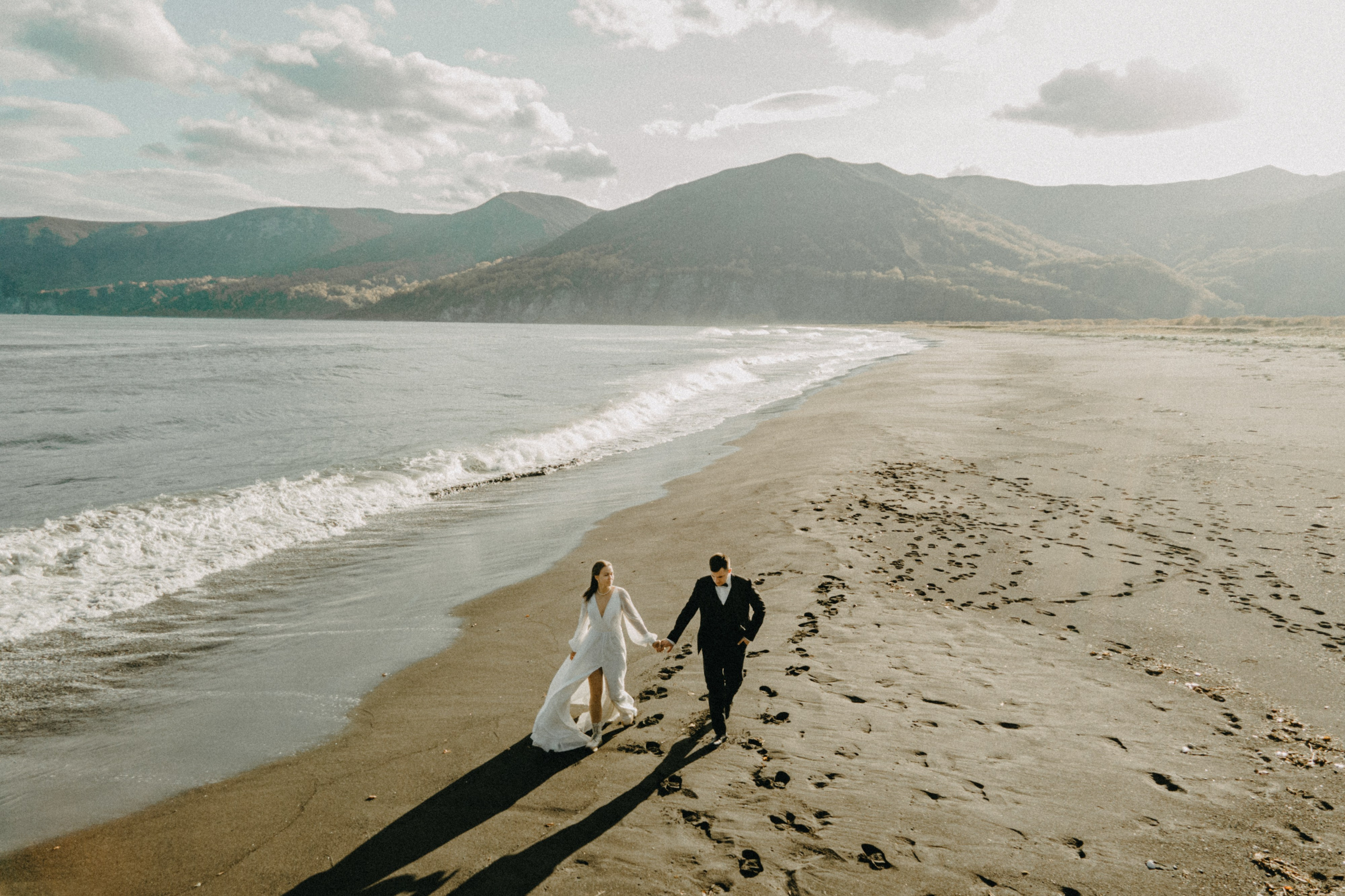 Вертолетный полет Бухта Жировая. Свадебное фото и видео на Камчатке. Туристические маршруты