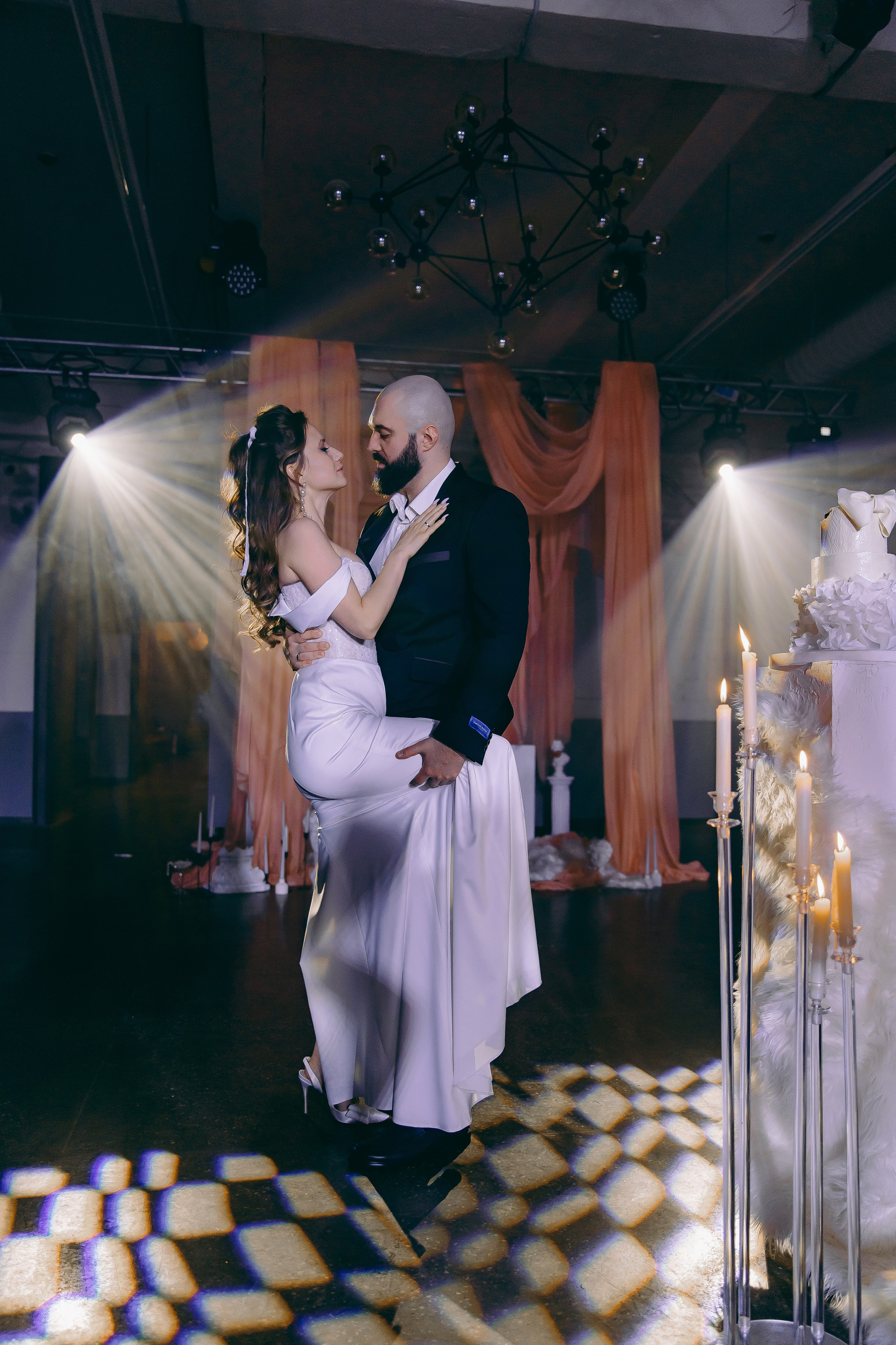 История торта Олеси и Владимира. Свадебный и семейный фотограф в Рязани Саша Крутых