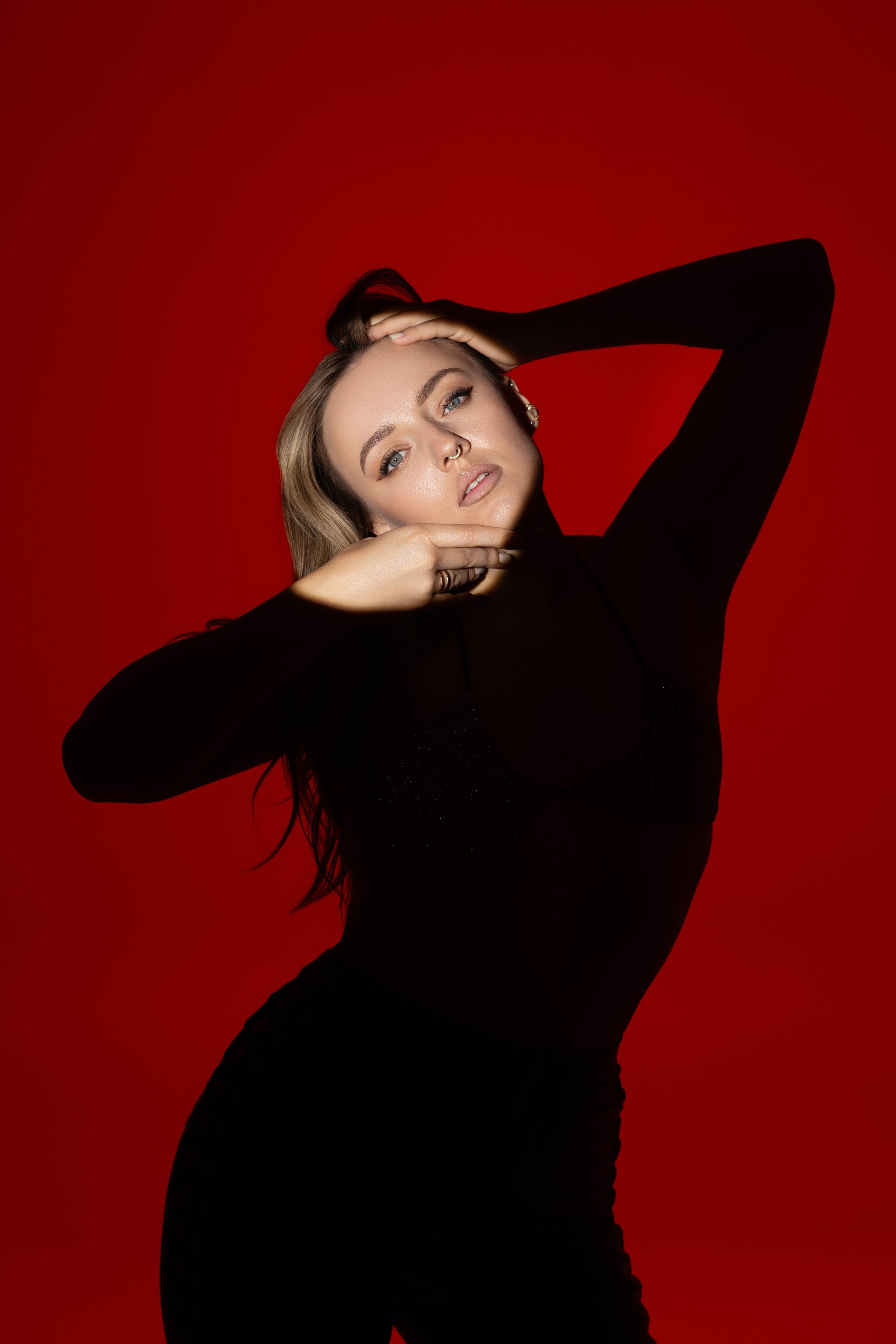 Цветной свет и фигуры. Фотограф Минск