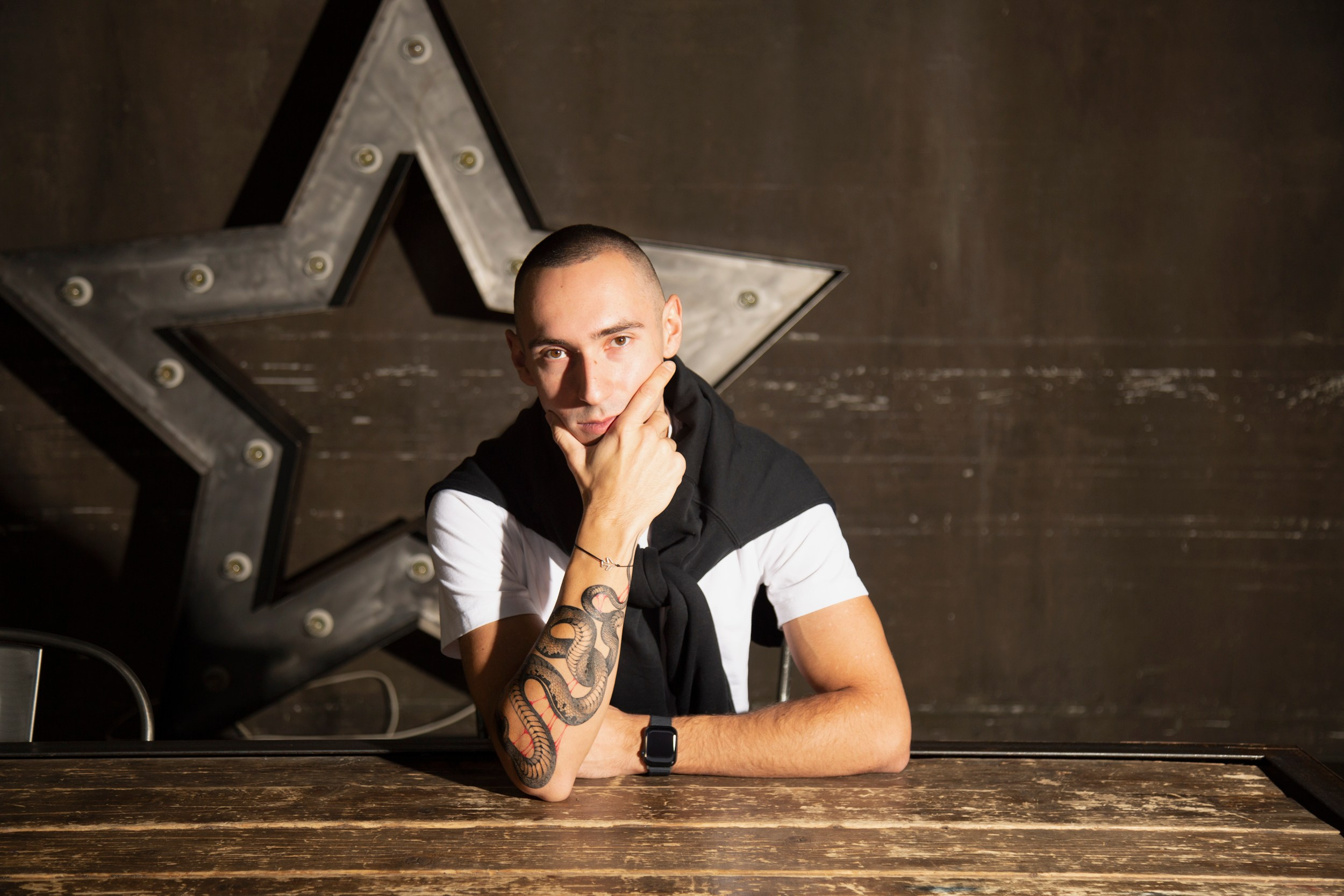 Мужская фотосессия в Москве в студии в зале Атлант. Фотосессия в студии в Москве от профессионального фотографа услуги по доступным ценам