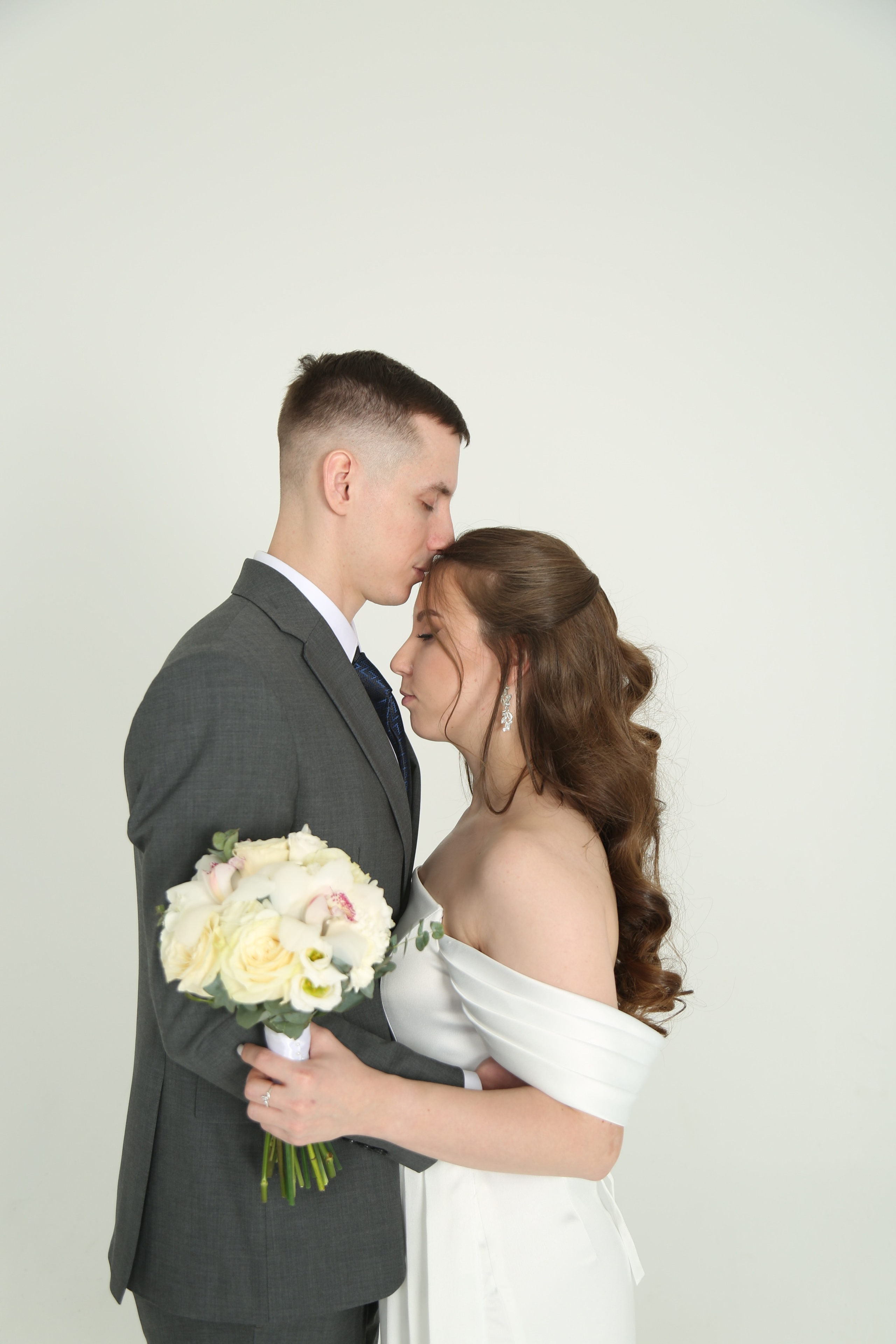 Свадебная фотосессия Николая и Надежды в Кутузовском ЗАГСе в Москве. Фотосессия в студии в Москве от профессионального фотографа услуги по доступным ценам