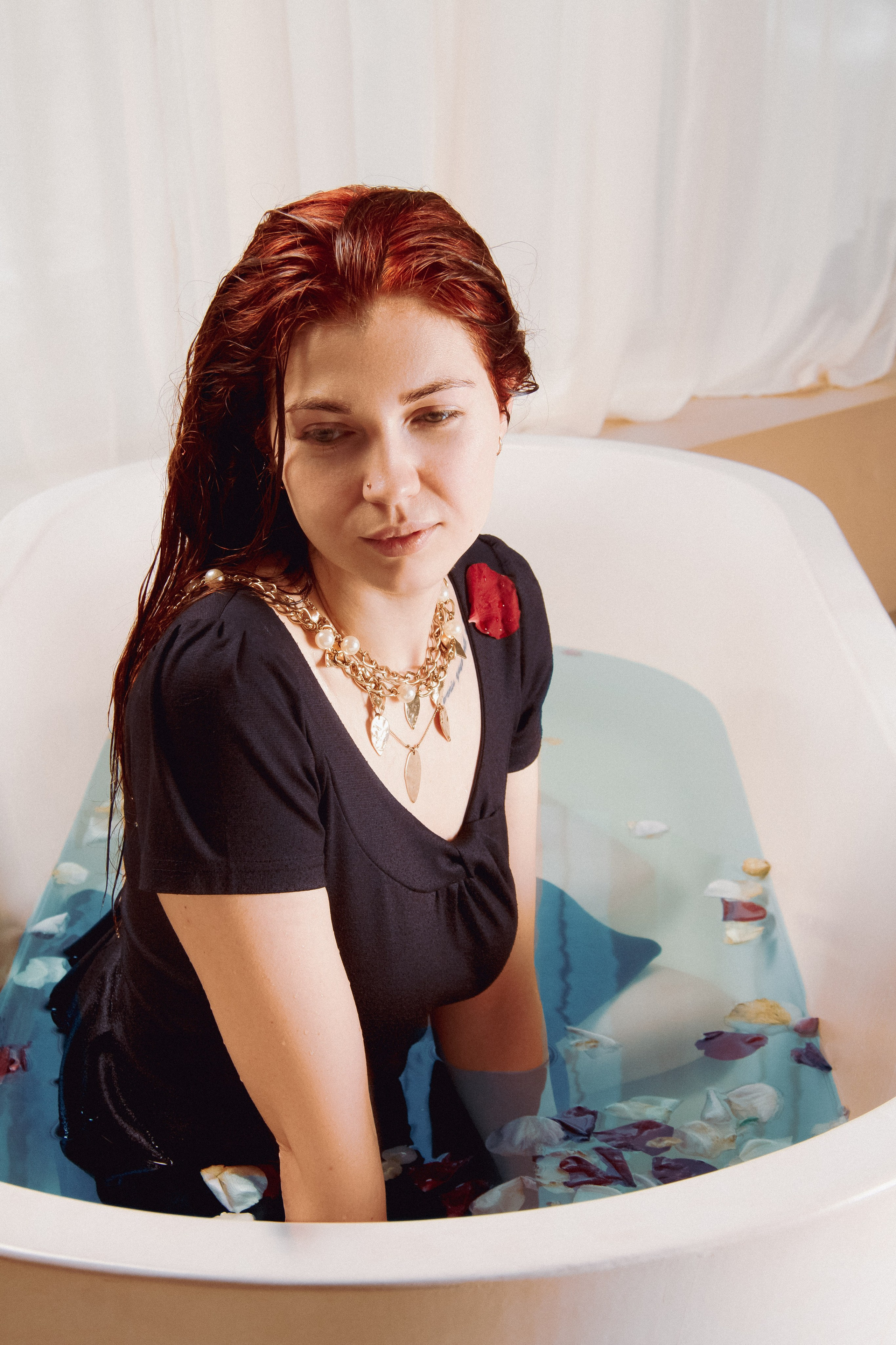 девушка в голубой воде в ванной и платье