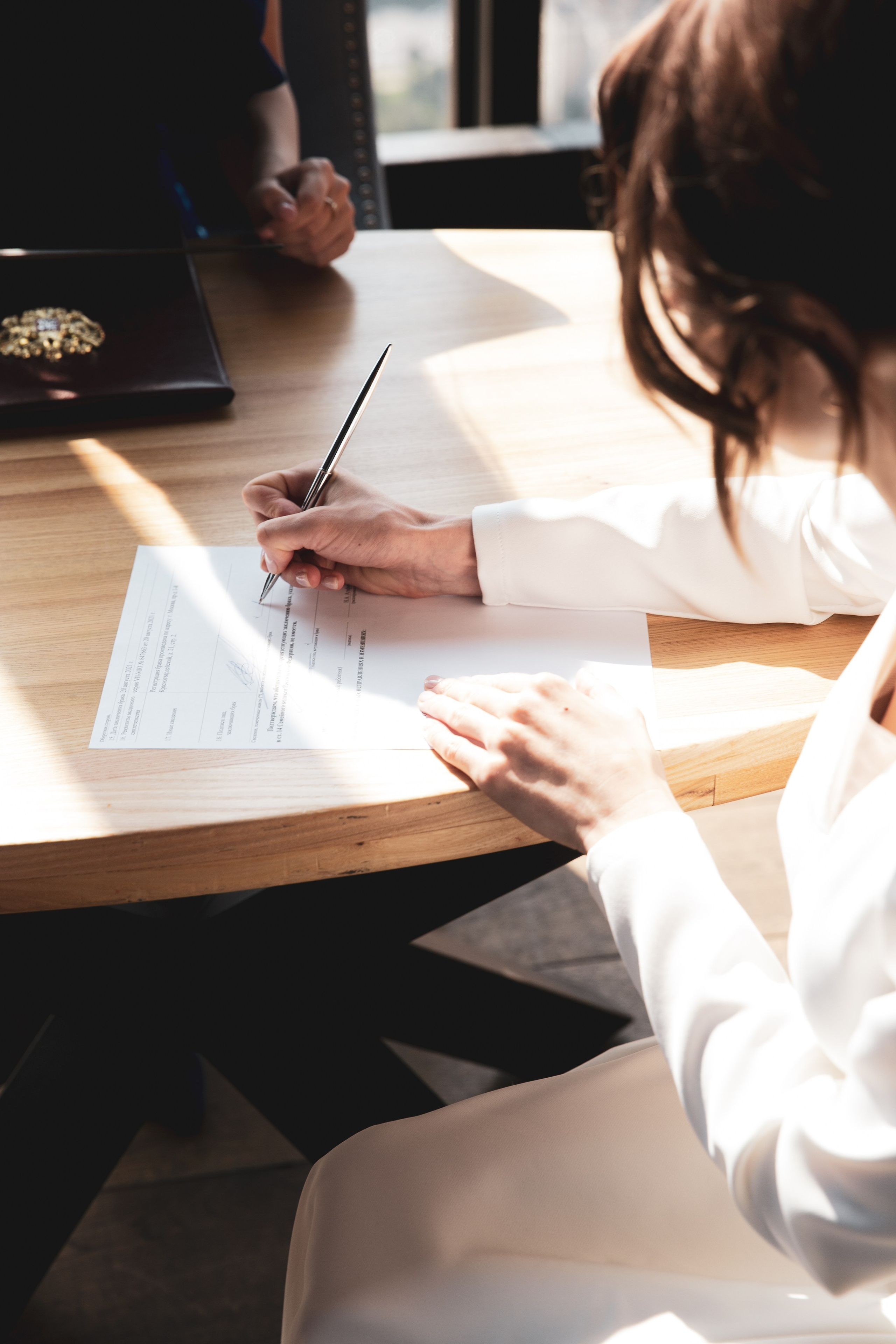 Подписываем документы. ЗАГС.