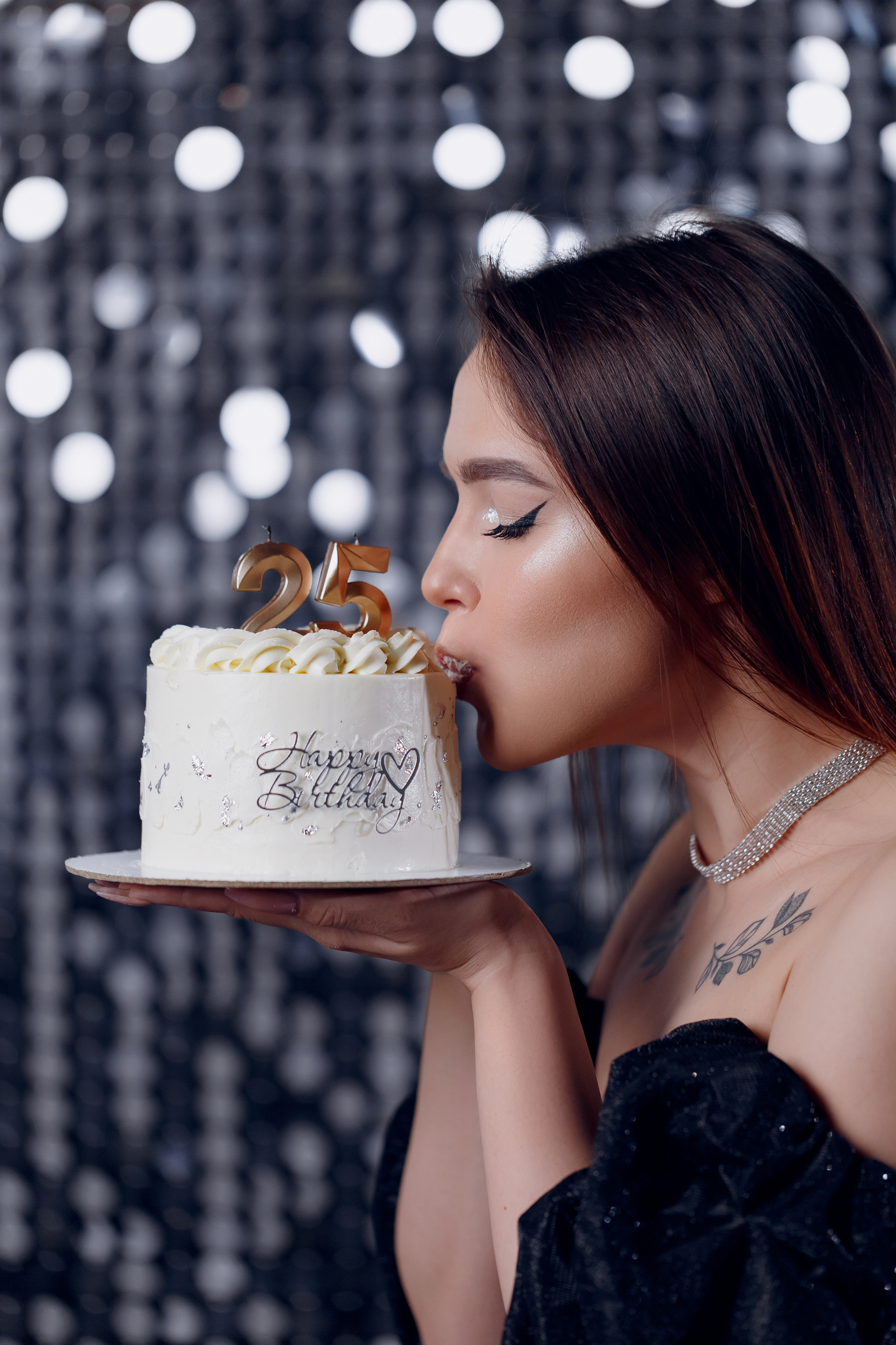 сексуальная девушка кусает торт,день рождение