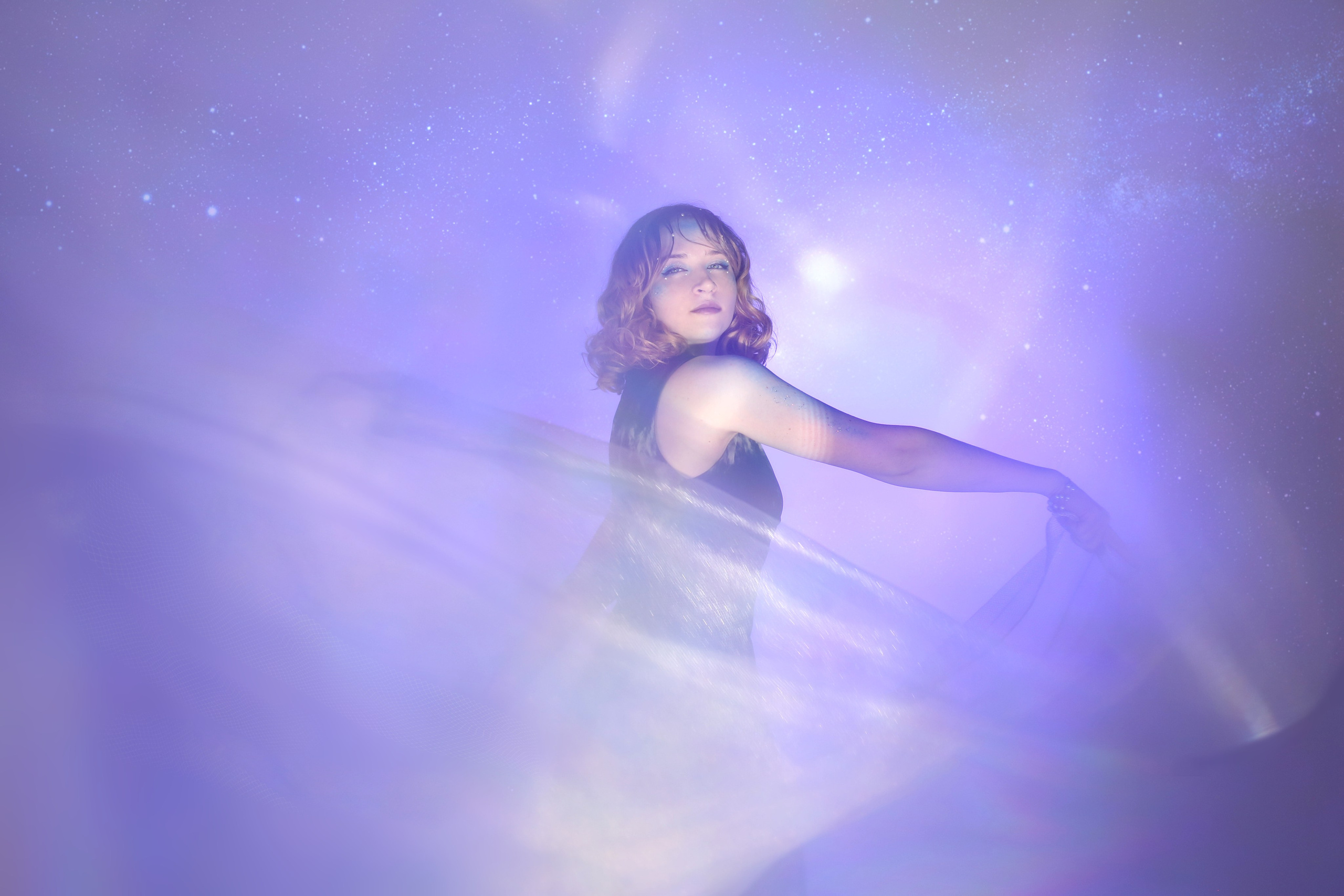 Творческая съемка «Ундина»: девушка в черном платье позирует с развевающейся тканью