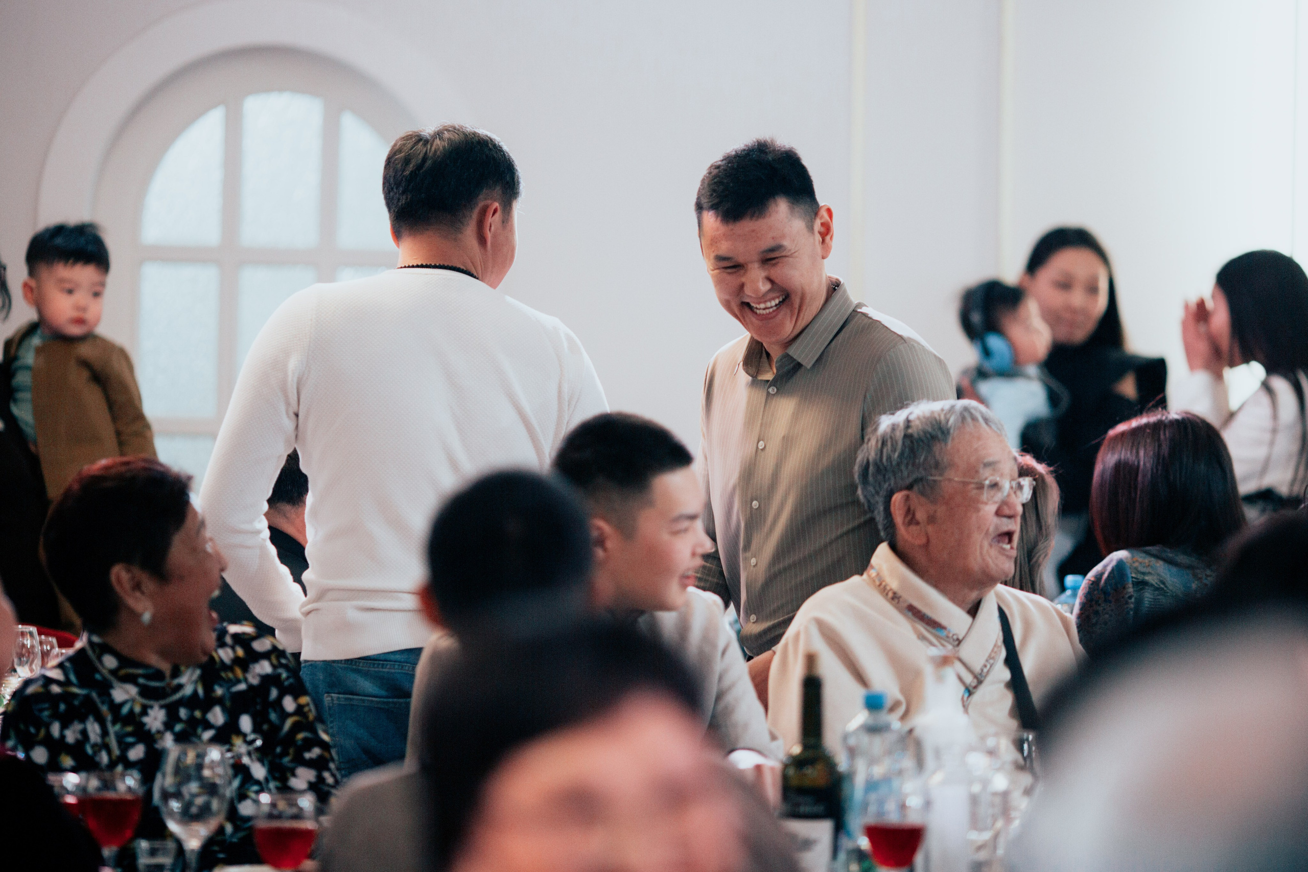 День рождения Любови в ресторане «Бурятия» — фотоотчёт праздника. Репортажный фотограф на дни рождения и юбилеи в Улан-Удэ — Алексей Раднаев