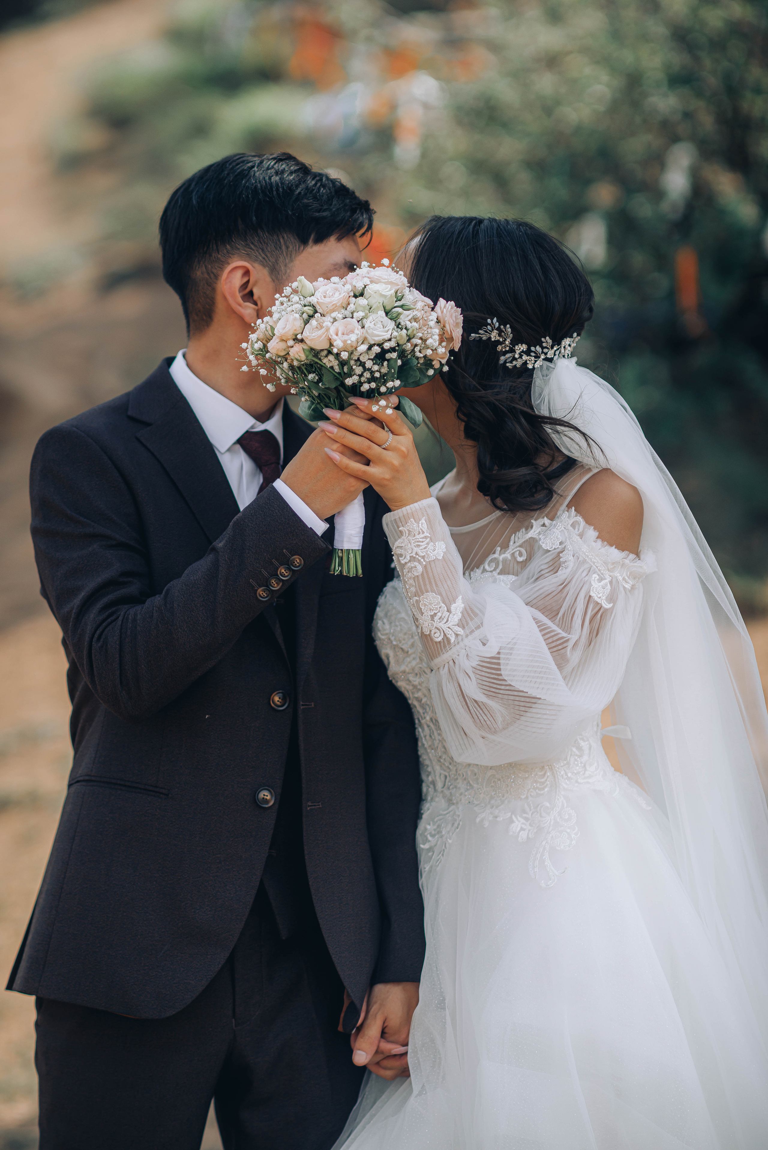 скрылись букетом свадебное фото