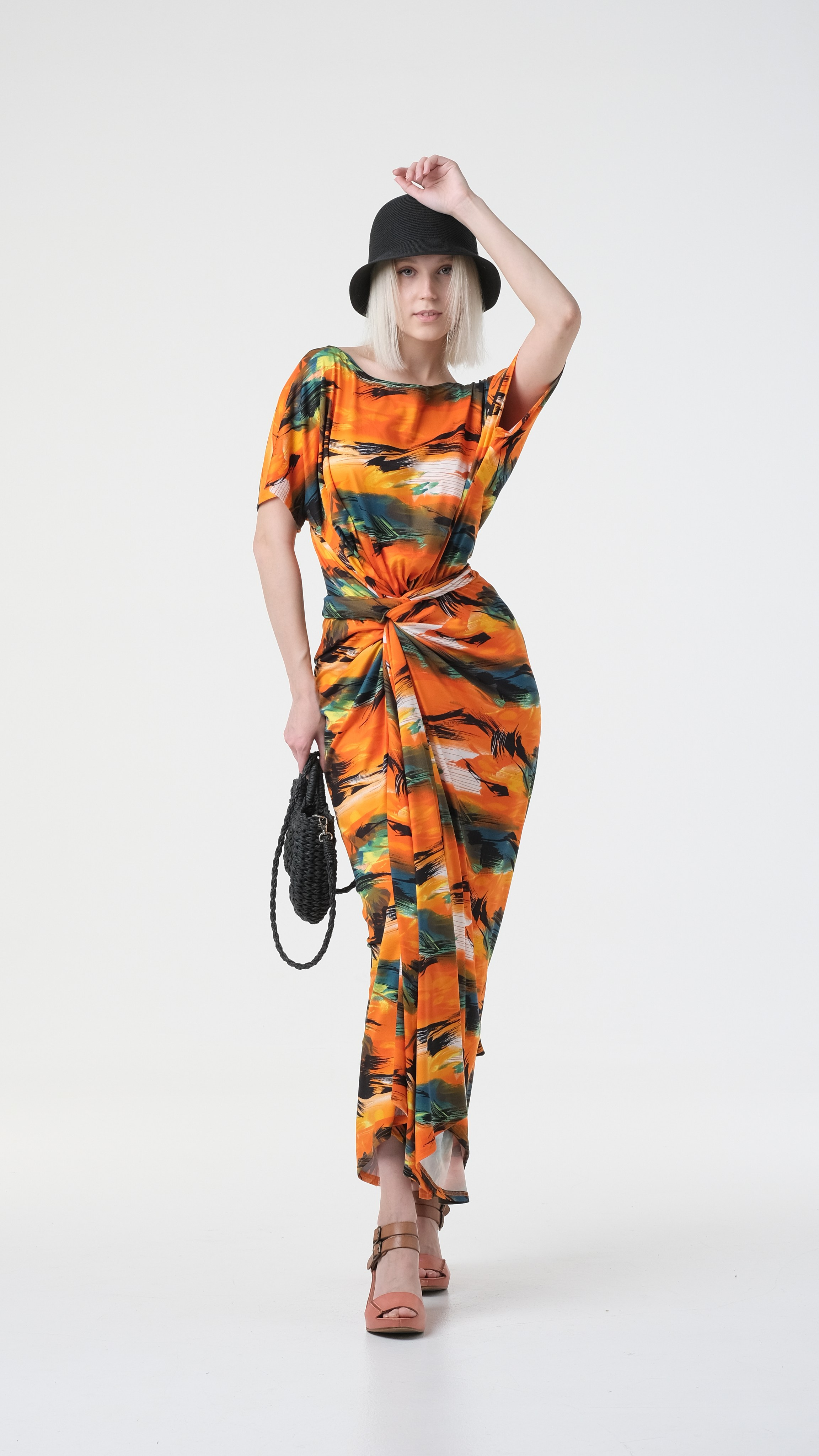 Приталенное яркое плате. Фотосъёмка для маркетплейсов в Москве. Метро Дмитровская.