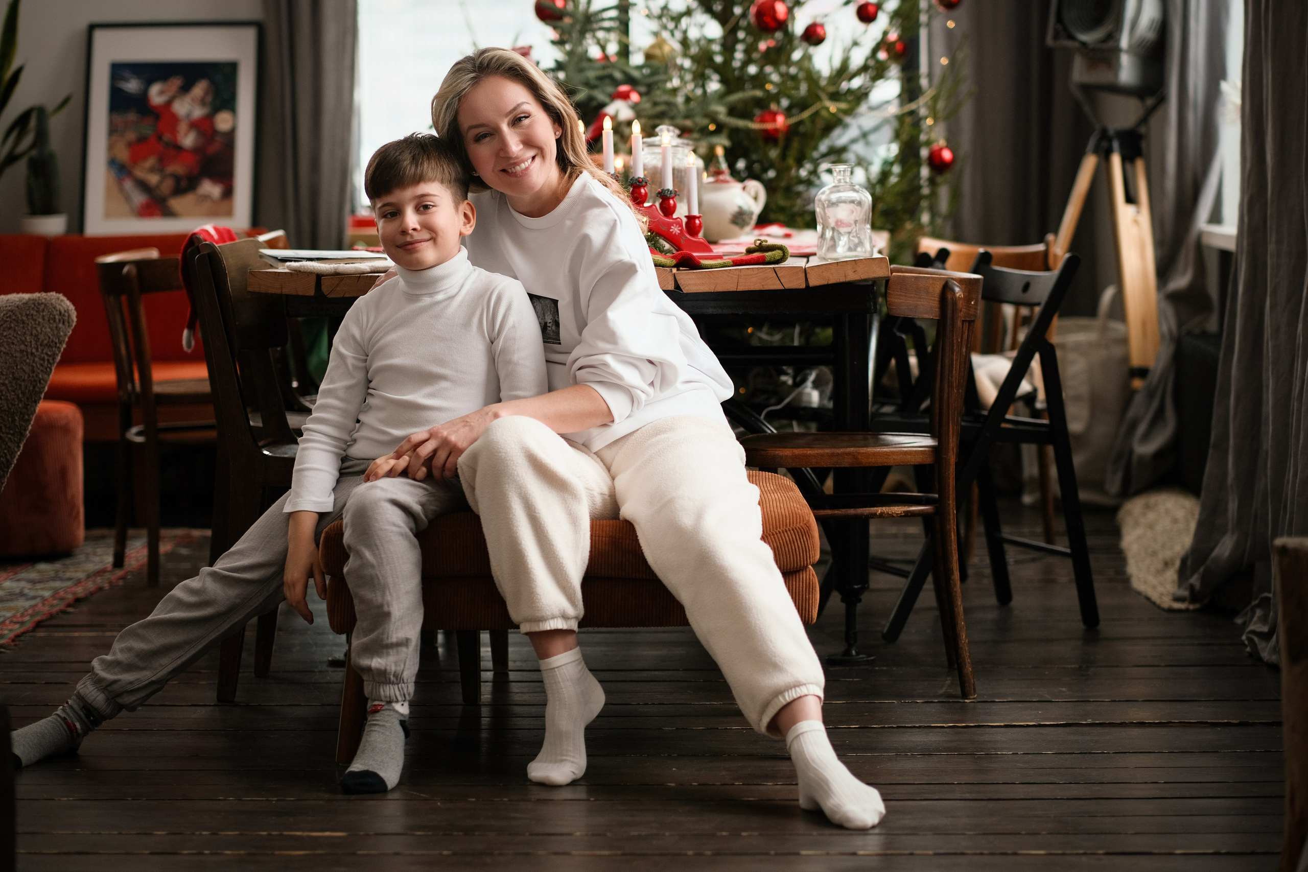 Фотостудия в Коммунарке, метро Коммунарка, метро Ольховая. Мама с сыном сидят и обнимаются.