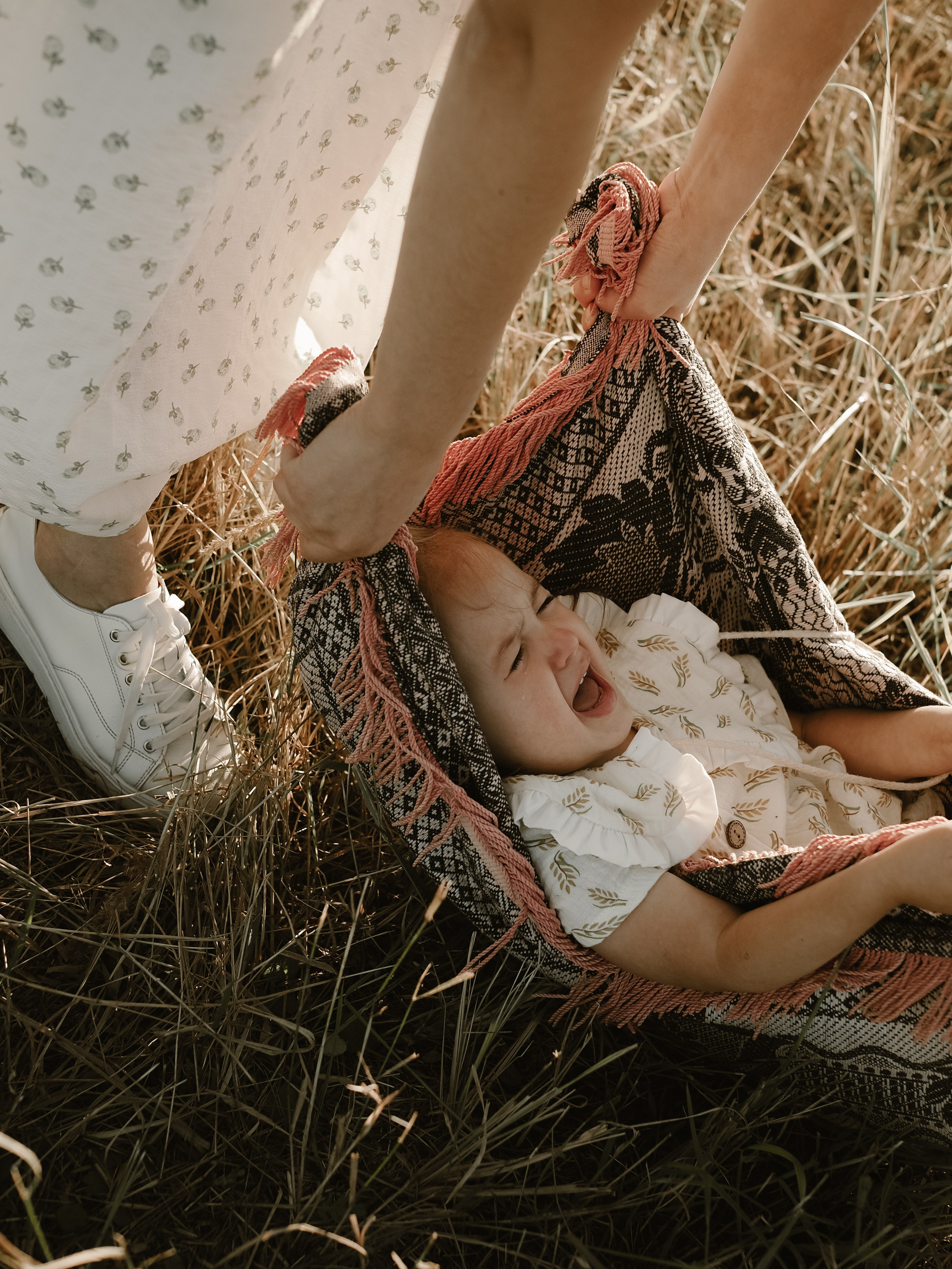 Гоняться по полю на тачке с мамой и папой. Обижаться. Смеяться. Фотограф Рязань. Семейный Свадебный фотограф