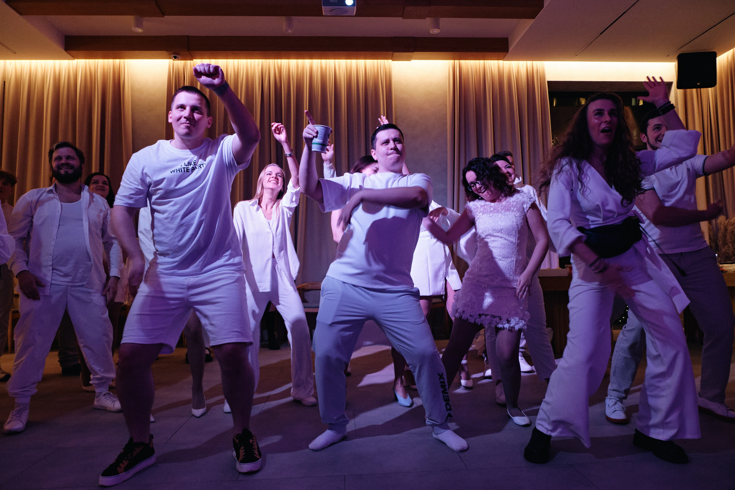 Корпоратив в белом компании Pride group. Семейные и свадебные фотосессии в СПб, в студии, на улице, на природе