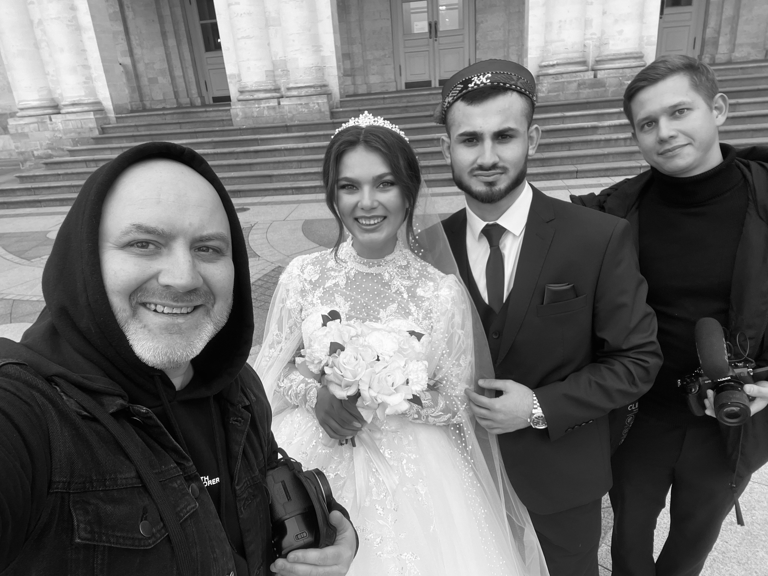 Фотограф в кадре — на протяжении уже 10 лет, по традиции делаю обязательно фото с молодыми!. Свадебный фотограф Александр Абрамов Москва / Зеленоград