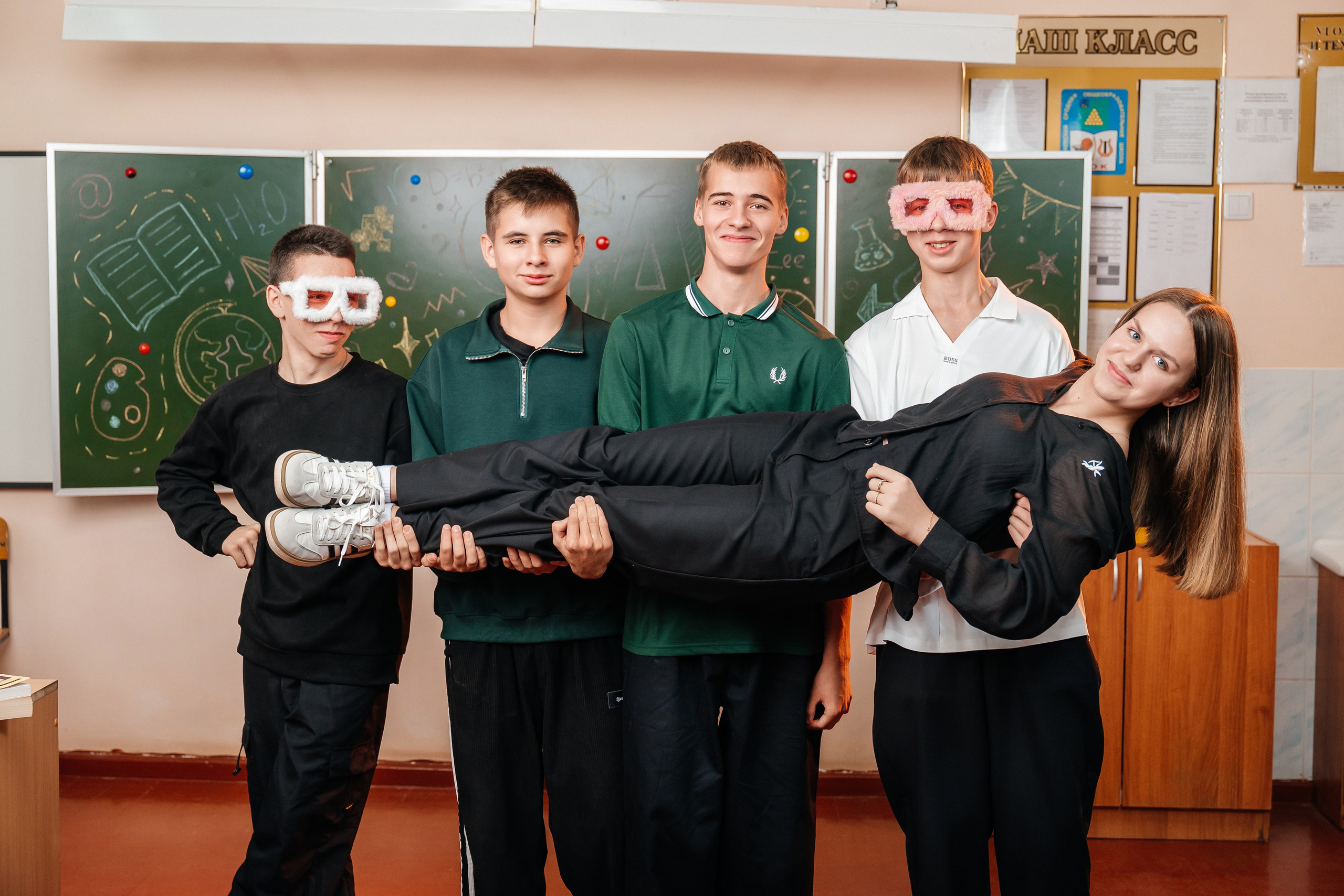 Красный и зеленый. Школьный фотограф в Валуйках. Фотосессии для выпускников и изготовление выпускных альбомов в городе Валуйки и в Белгородской области